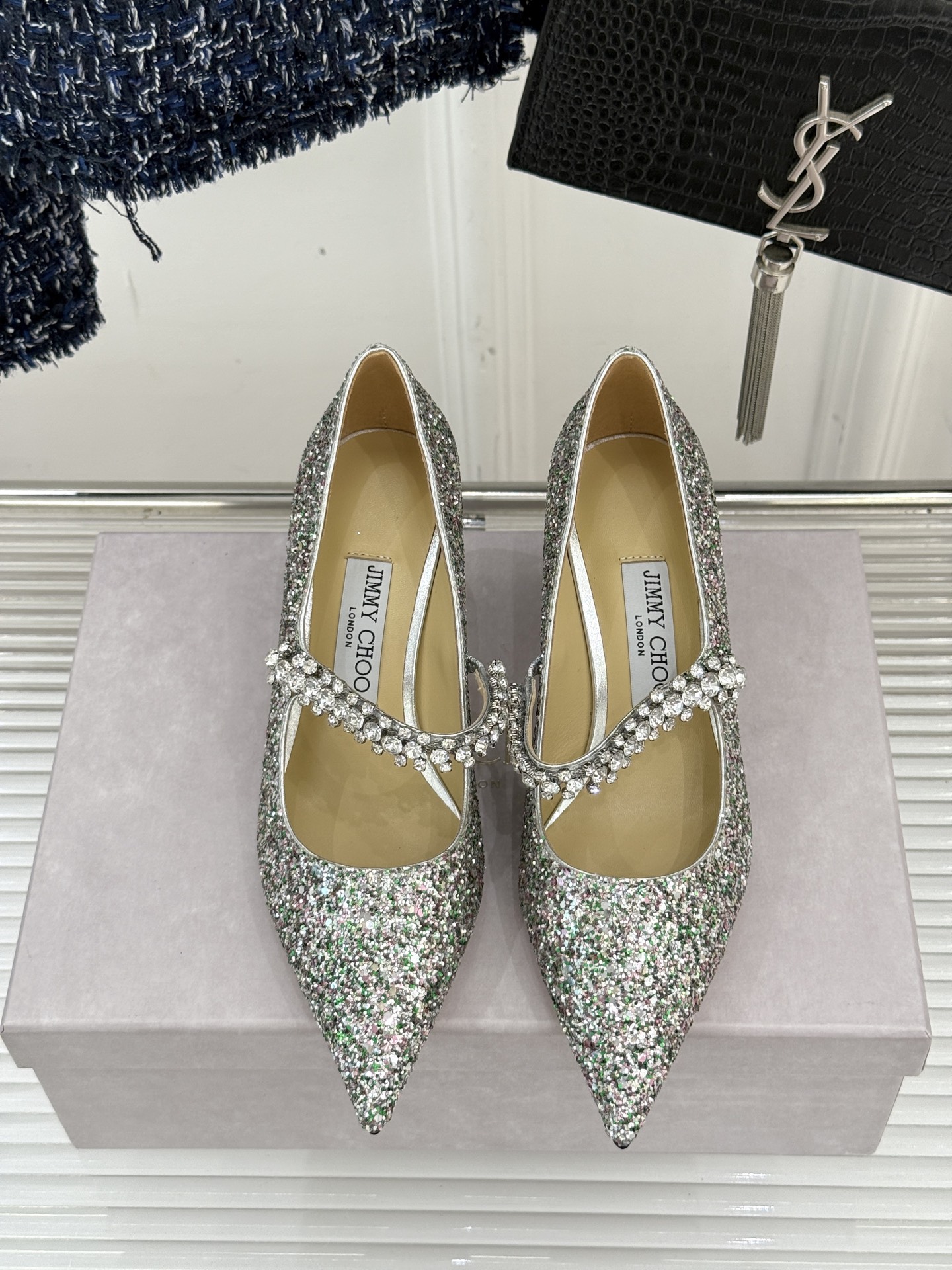 
Jimmy Choo/吉米周经典钻石链条
尖头高跟拖鞋
超绝的水晶鞋 美到移不开视线
鞋型做的非常秀气