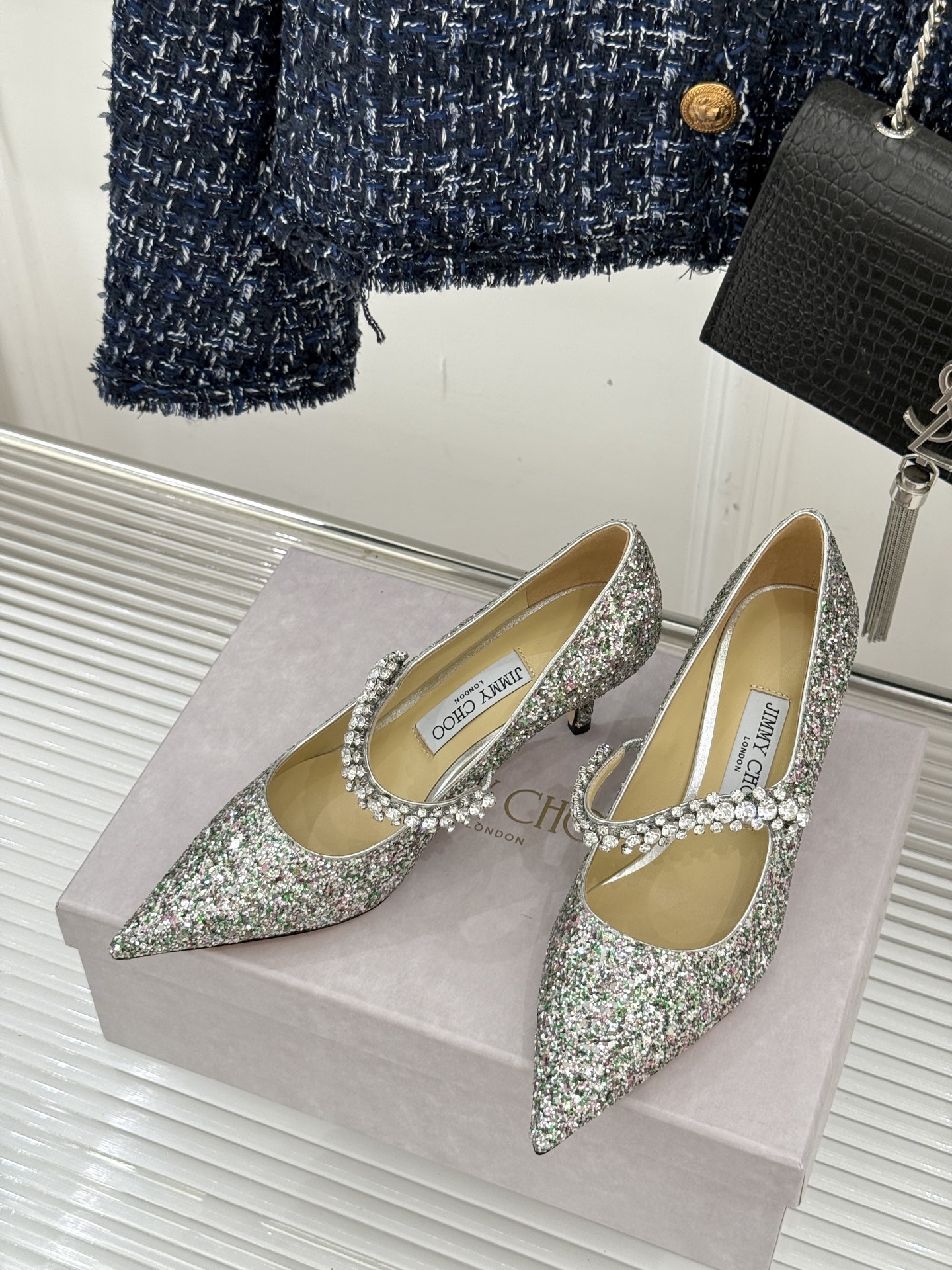 
Jimmy Choo/吉米周经典钻石链条
尖头高跟拖鞋
超绝的水晶鞋 美到移不开视线
鞋型做的非常秀气