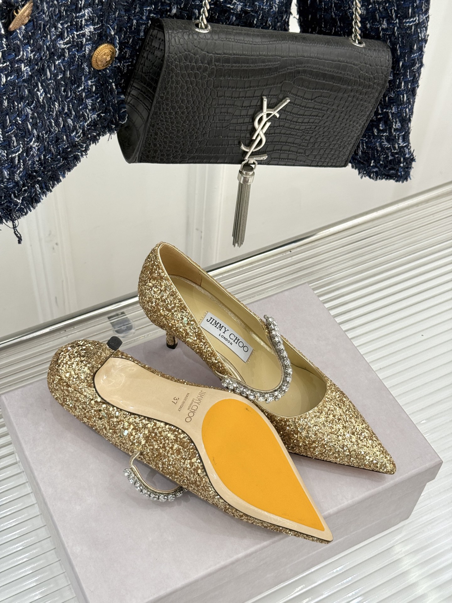 
Jimmy Choo/吉米周经典钻石链条
尖头高跟拖鞋
超绝的水晶鞋 美到移不开视线
鞋型做的非常秀气