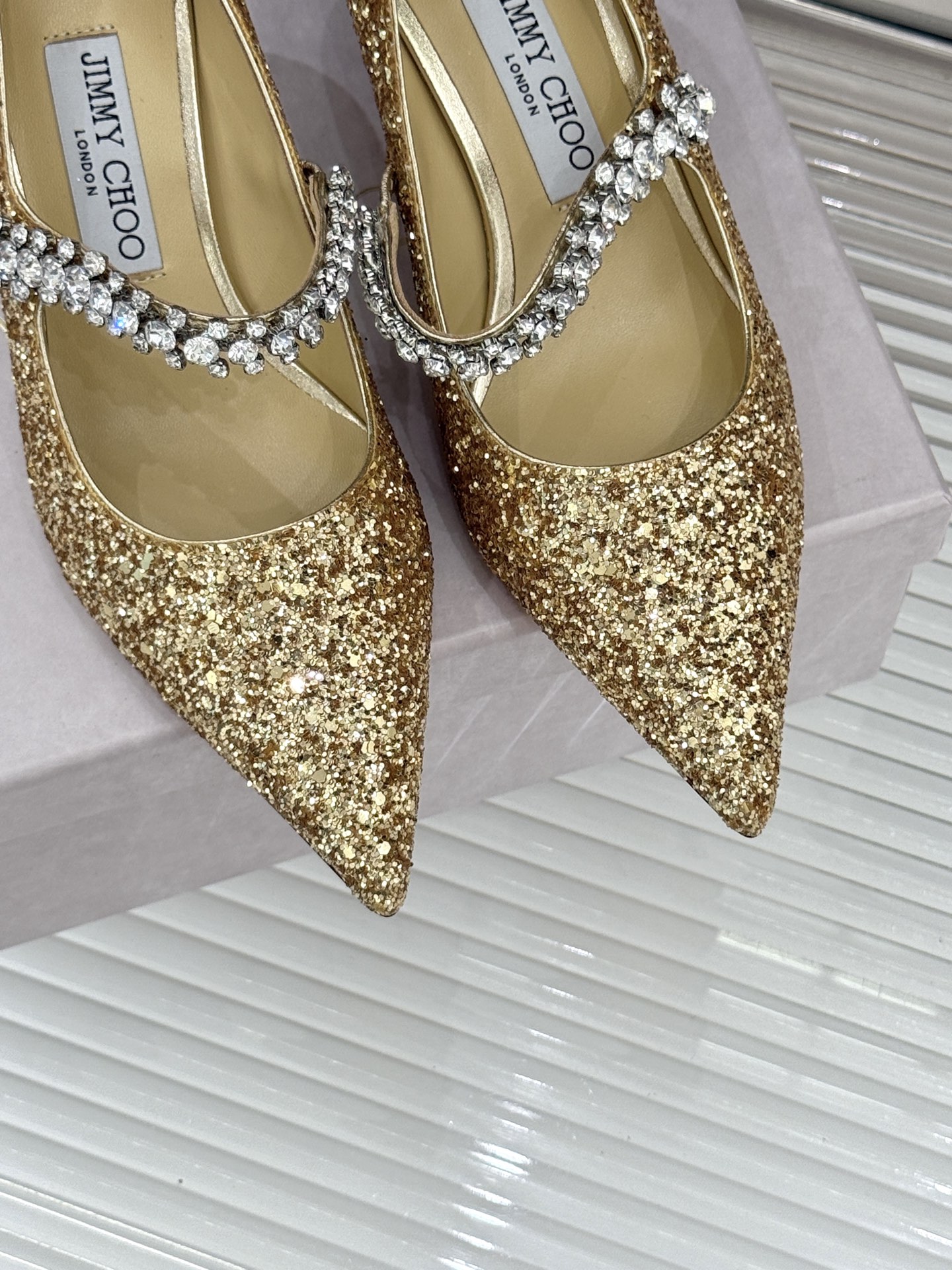 
Jimmy Choo/吉米周经典钻石链条
尖头高跟拖鞋
超绝的水晶鞋 美到移不开视线
鞋型做的非常秀气