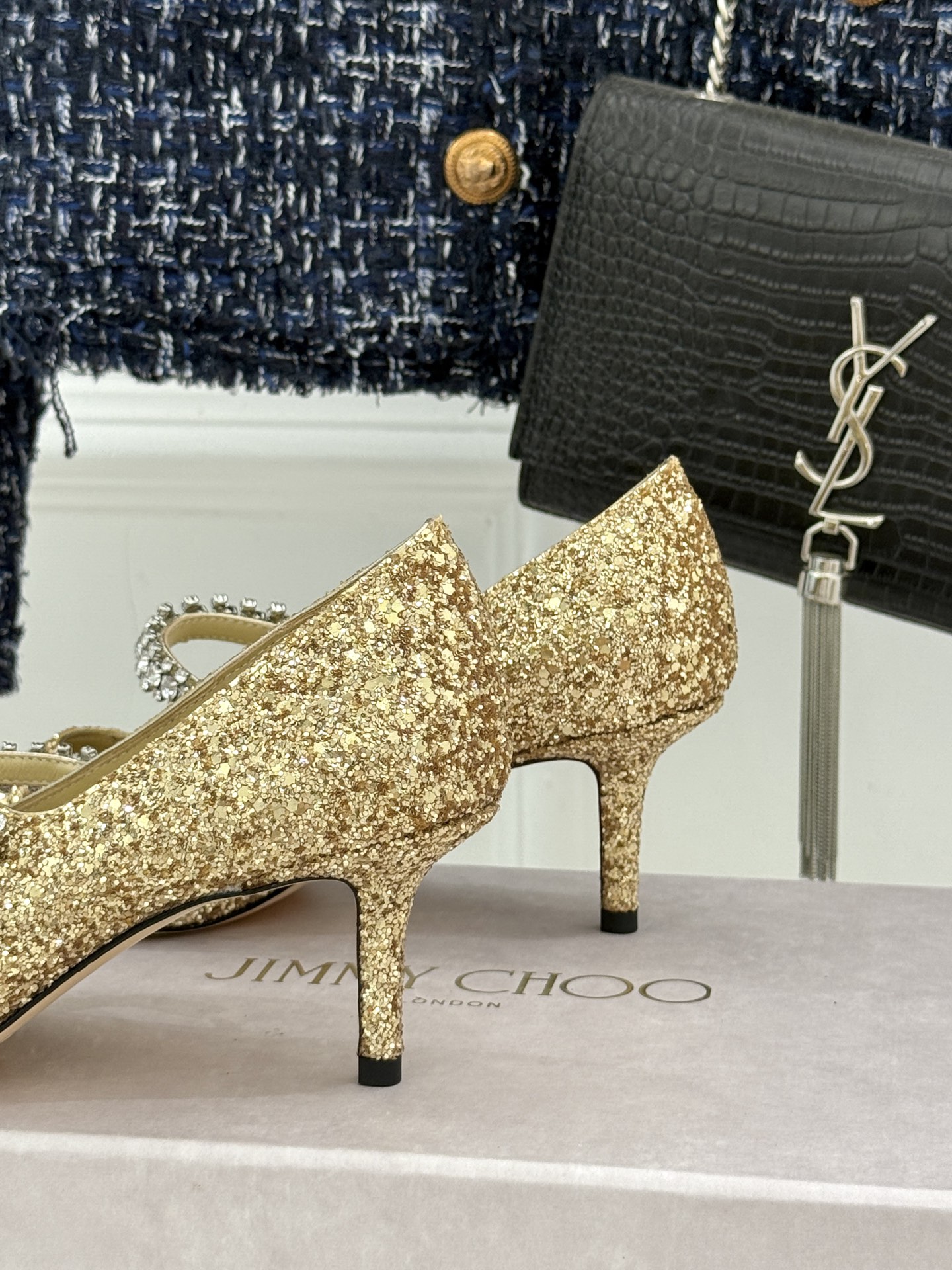
Jimmy Choo/吉米周经典钻石链条
尖头高跟拖鞋
超绝的水晶鞋 美到移不开视线
鞋型做的非常秀气