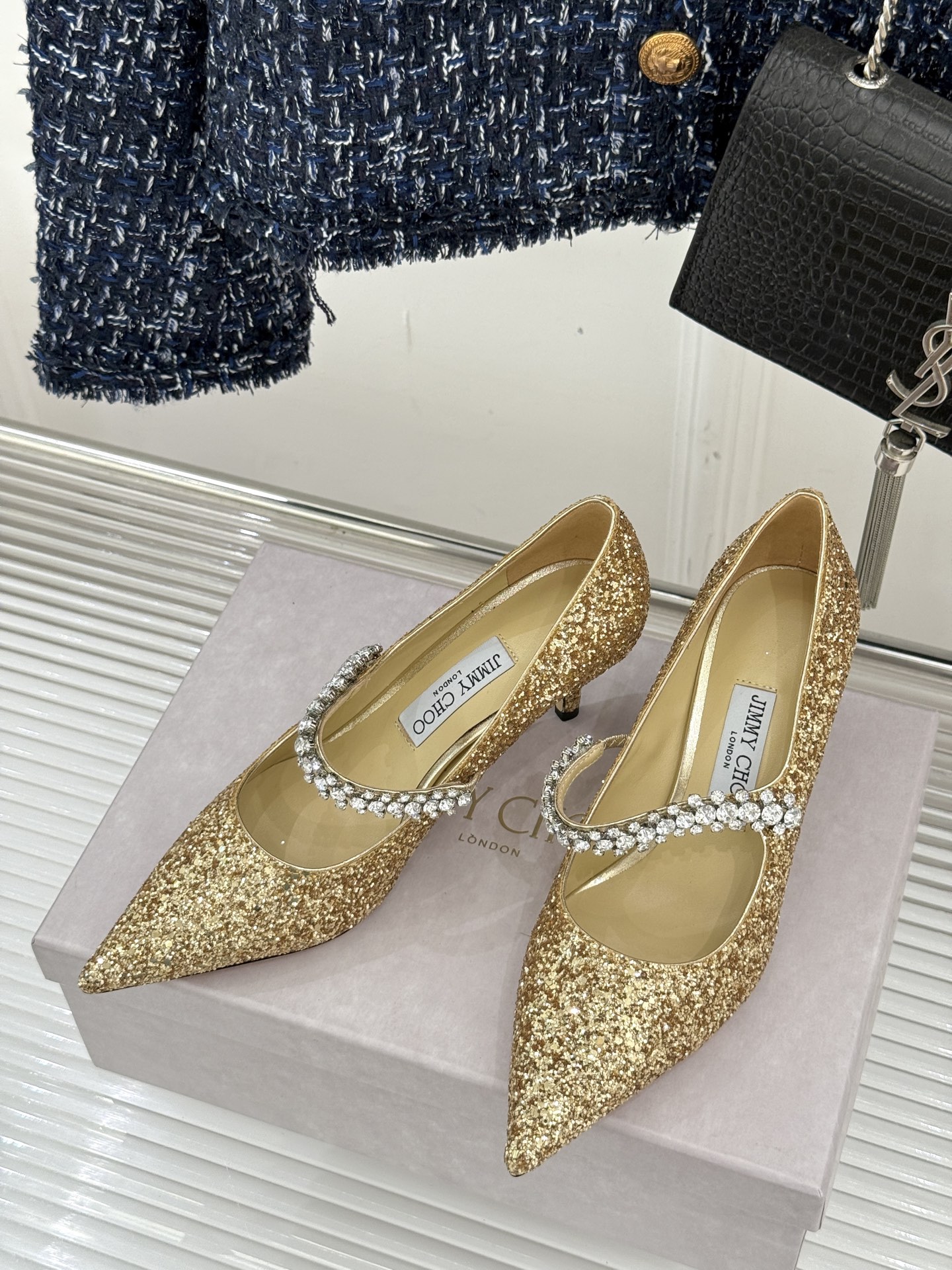 
Jimmy Choo/吉米周经典钻石链条
尖头高跟拖鞋
超绝的水晶鞋 美到移不开视线
鞋型做的非常秀气