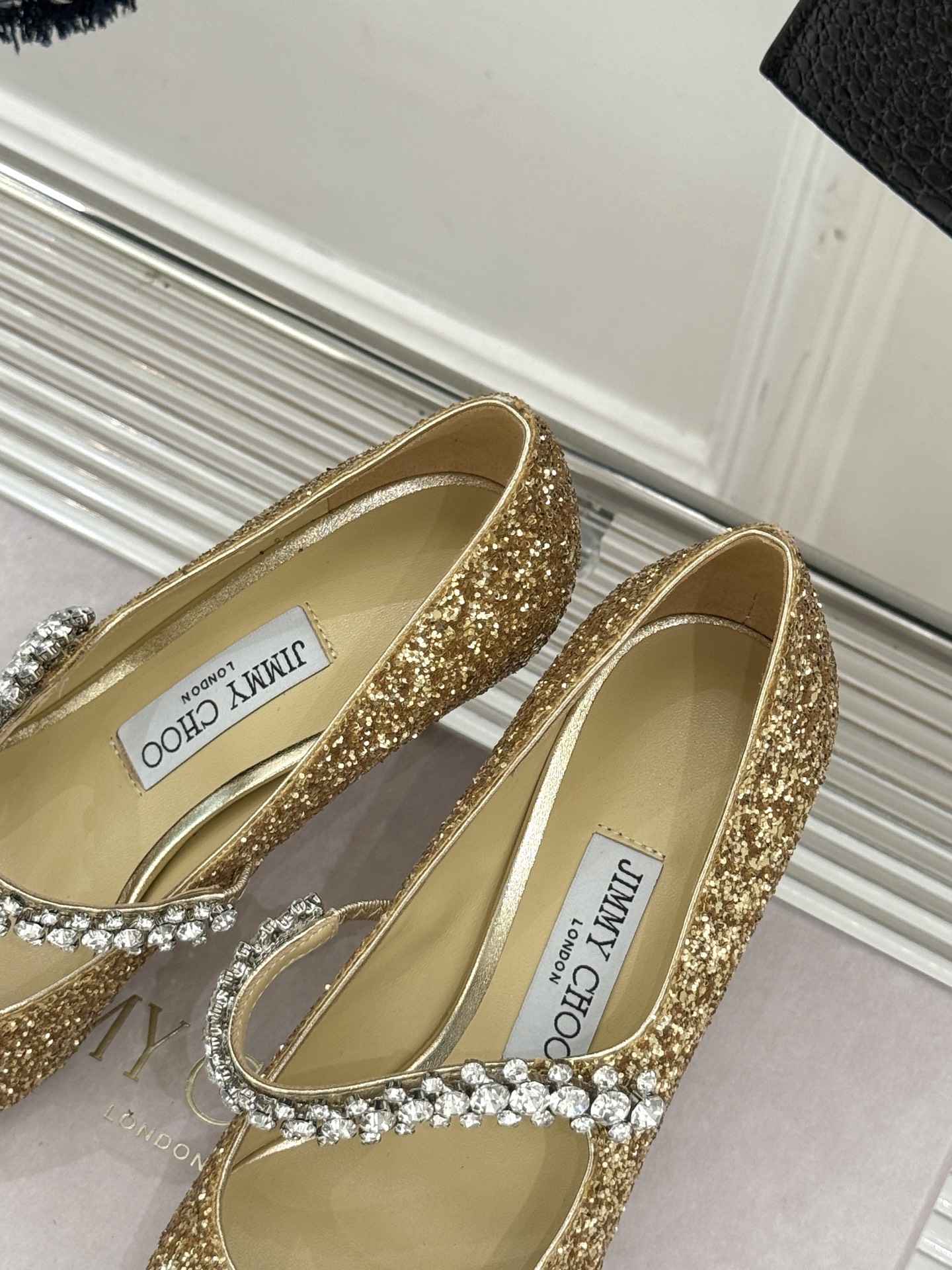 
Jimmy Choo/吉米周经典钻石链条
尖头高跟拖鞋
超绝的水晶鞋 美到移不开视线
鞋型做的非常秀气