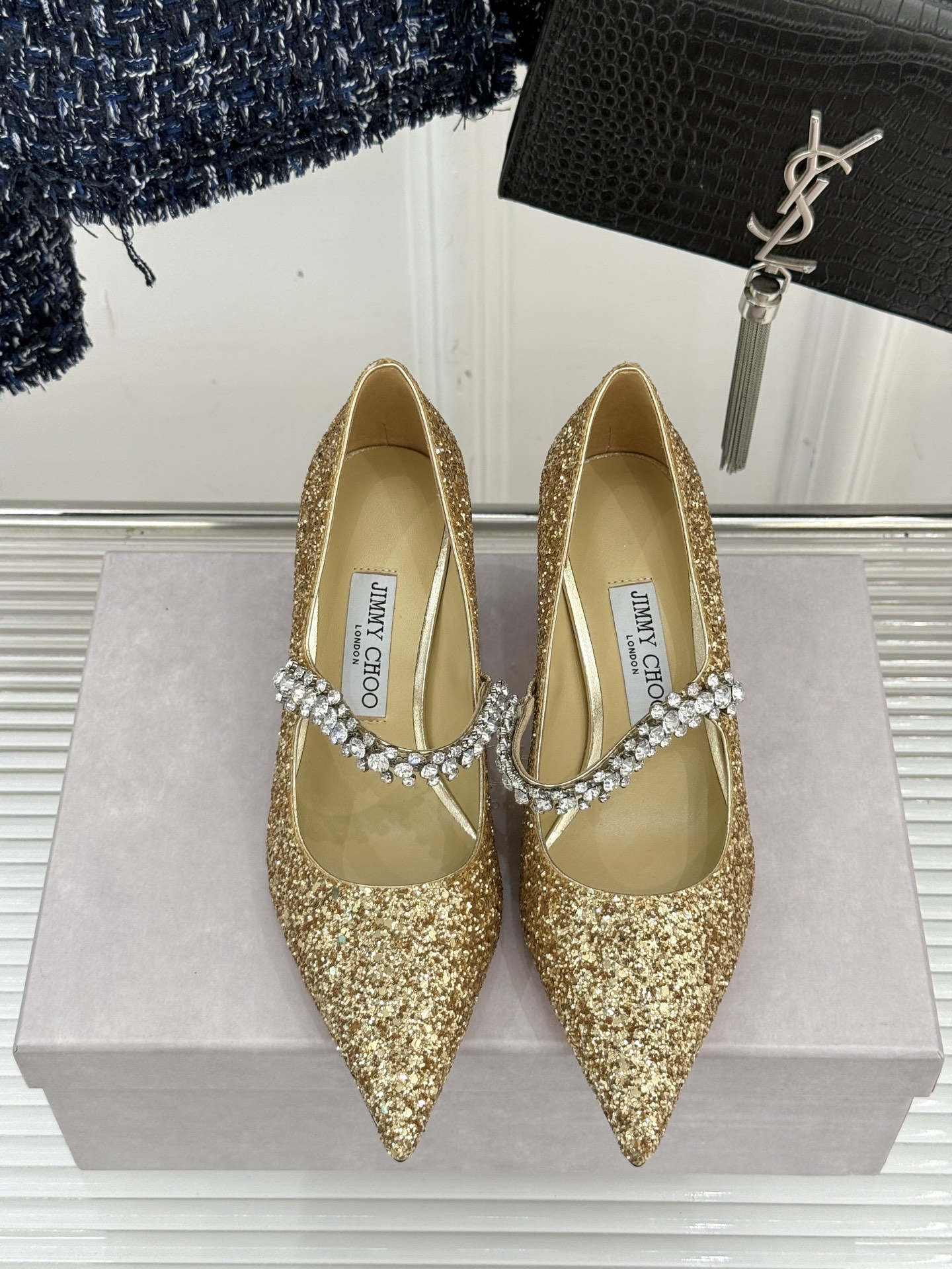 
Jimmy Choo/吉米周经典钻石链条
尖头高跟拖鞋
超绝的水晶鞋 美到移不开视线
鞋型做的非常秀气