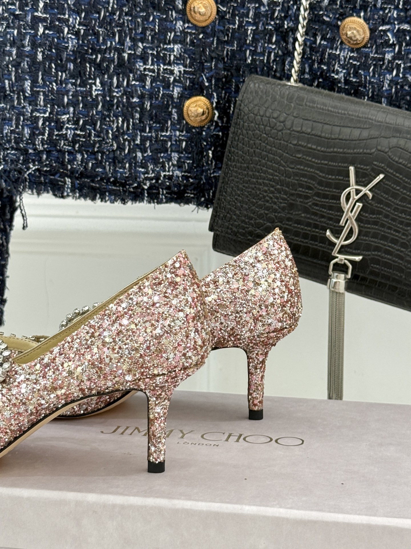 
Jimmy Choo/吉米周经典钻石链条
尖头高跟拖鞋
超绝的水晶鞋 美到移不开视线
鞋型做的非常秀气