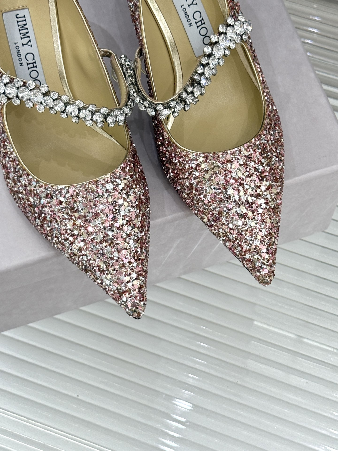 
Jimmy Choo/吉米周经典钻石链条
尖头高跟拖鞋
超绝的水晶鞋 美到移不开视线
鞋型做的非常秀气