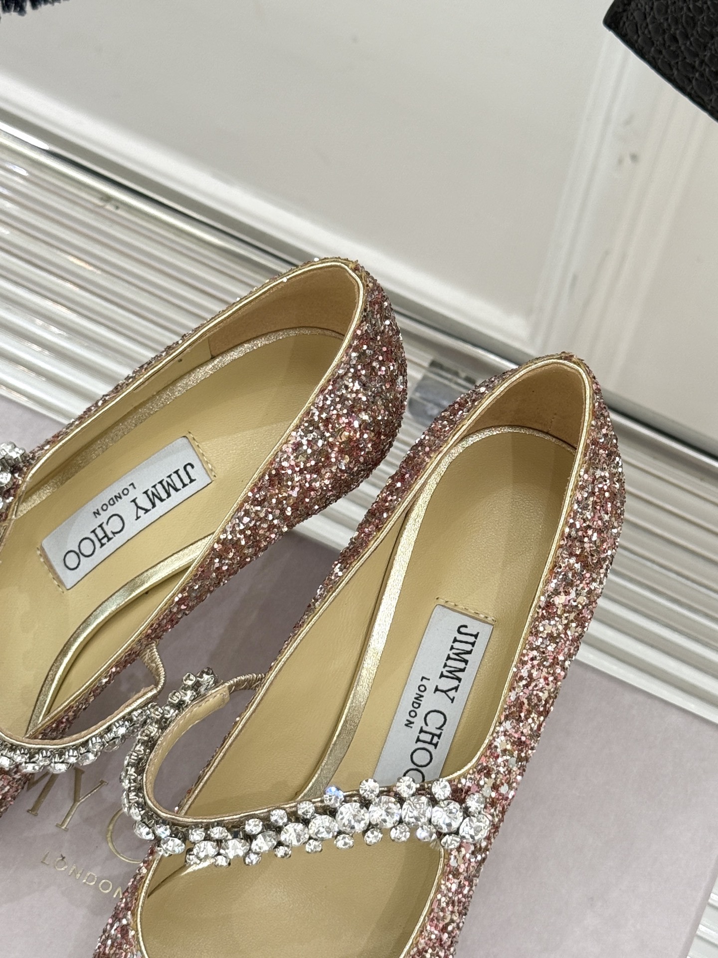 
Jimmy Choo/吉米周经典钻石链条
尖头高跟拖鞋
超绝的水晶鞋 美到移不开视线
鞋型做的非常秀气