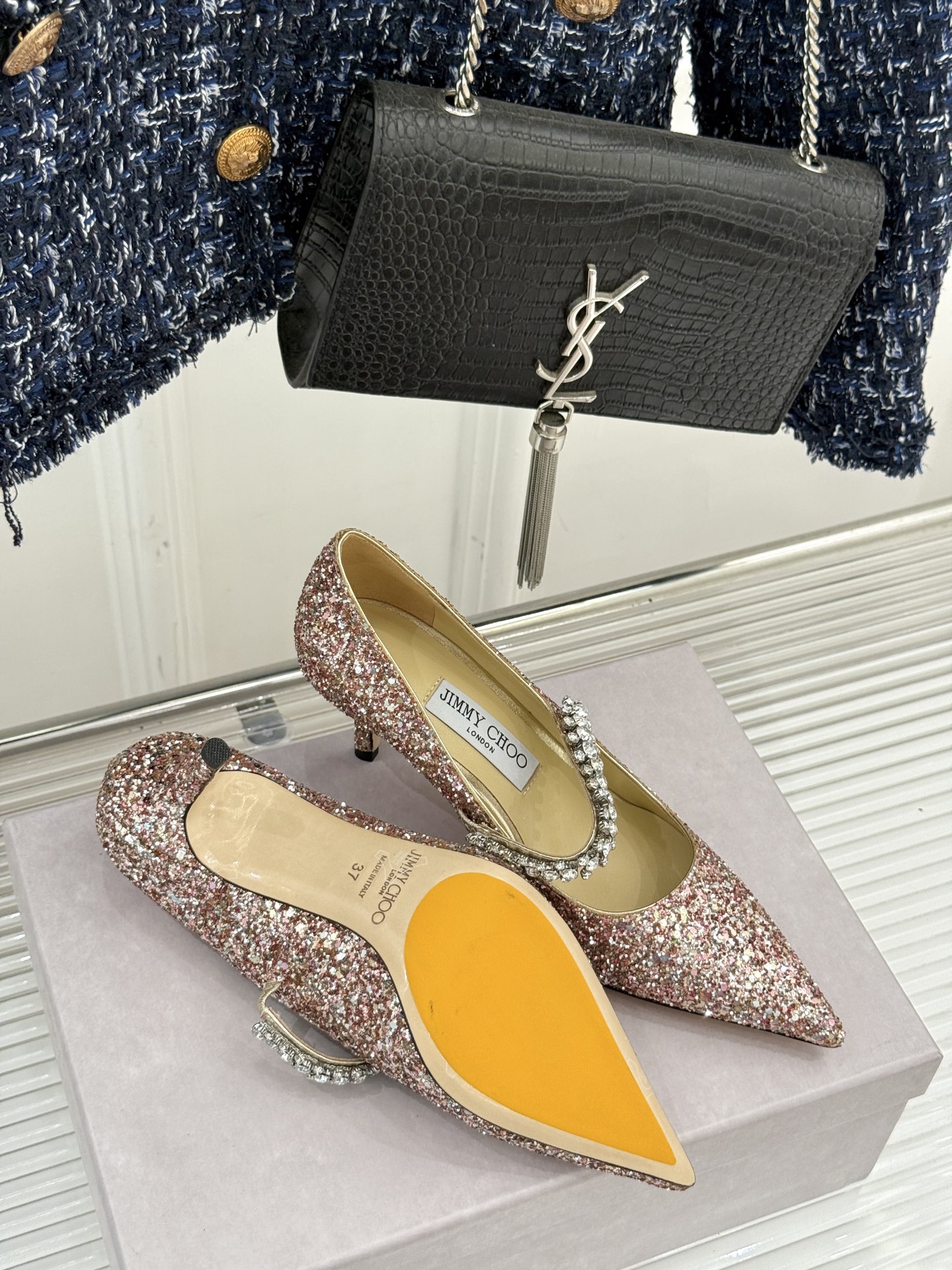 
Jimmy Choo/吉米周经典钻石链条
尖头高跟拖鞋
超绝的水晶鞋 美到移不开视线
鞋型做的非常秀气