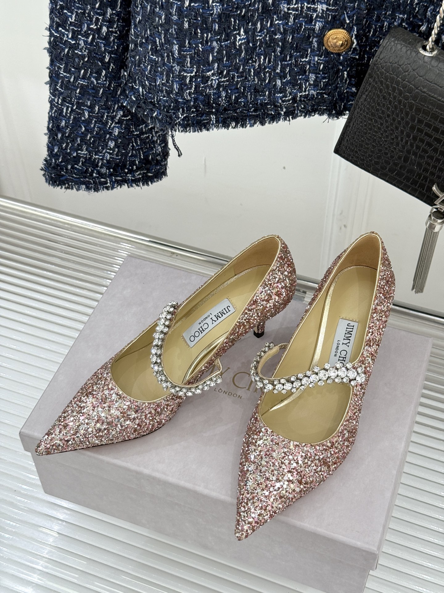 
Jimmy Choo/吉米周经典钻石链条
尖头高跟拖鞋
超绝的水晶鞋 美到移不开视线
鞋型做的非常秀气