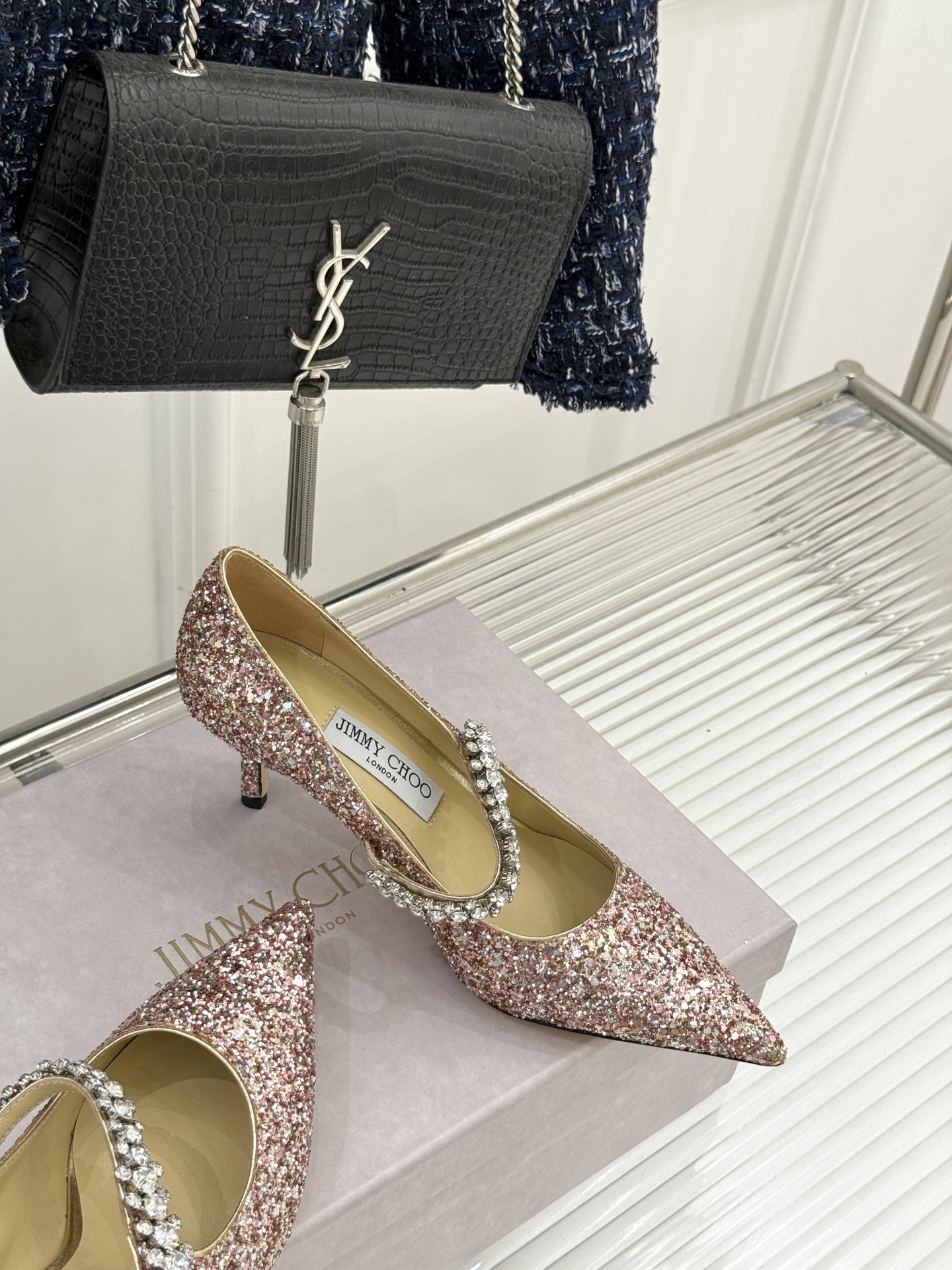 
Jimmy Choo/吉米周经典钻石链条
尖头高跟拖鞋
超绝的水晶鞋 美到移不开视线
鞋型做的非常秀气