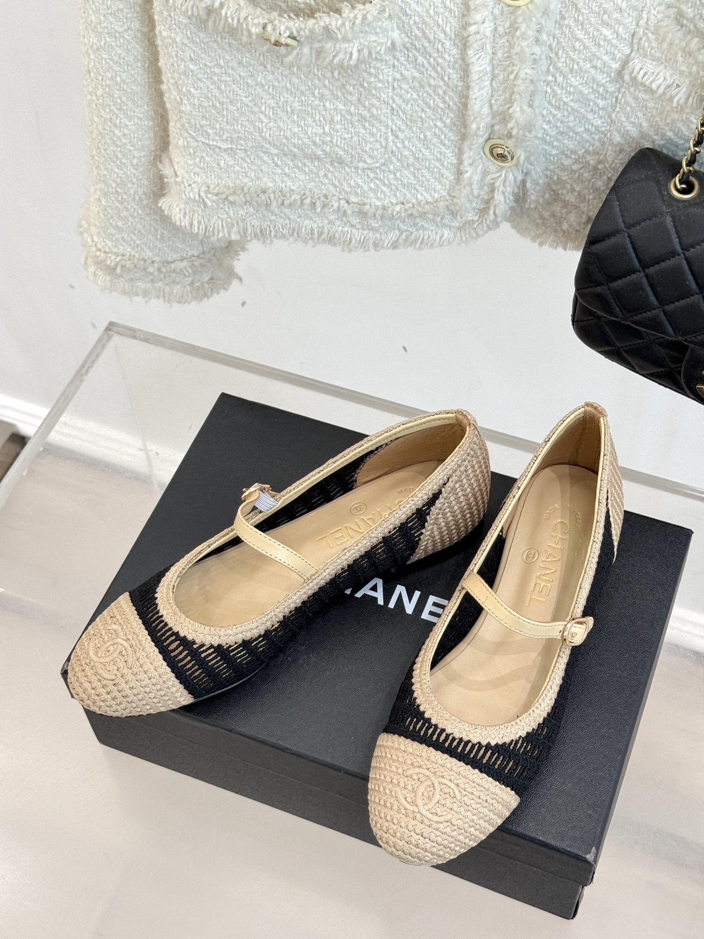 
CHANE*｜小香25。春夏新品镂空双C
拉菲草玛丽珍鞋
永恒的经典  名媛气质十足
香奶奶事时尚界当