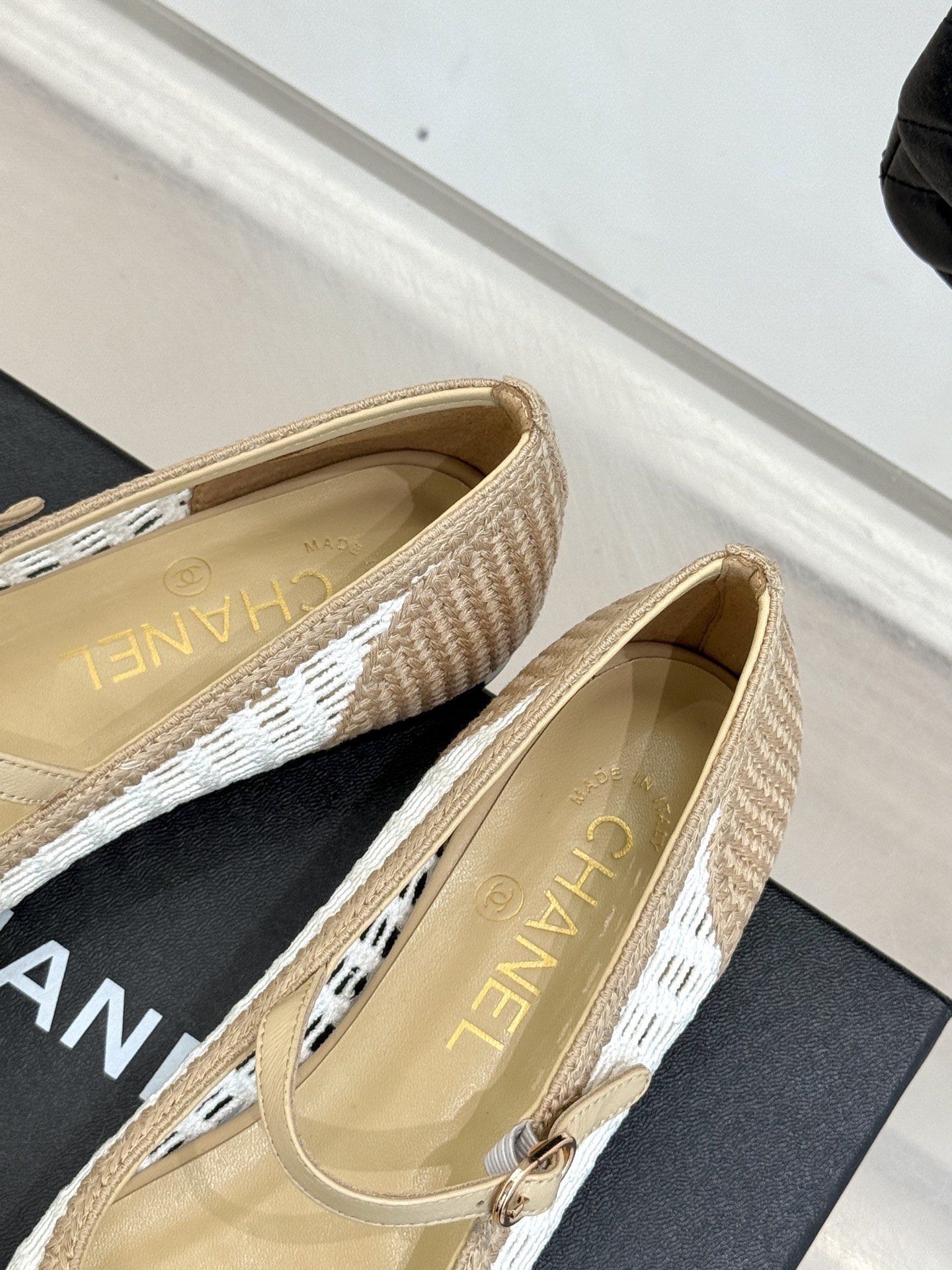 
CHANE*｜小香25。春夏新品镂空双C
拉菲草玛丽珍鞋
永恒的经典  名媛气质十足
香奶奶事时尚界当
