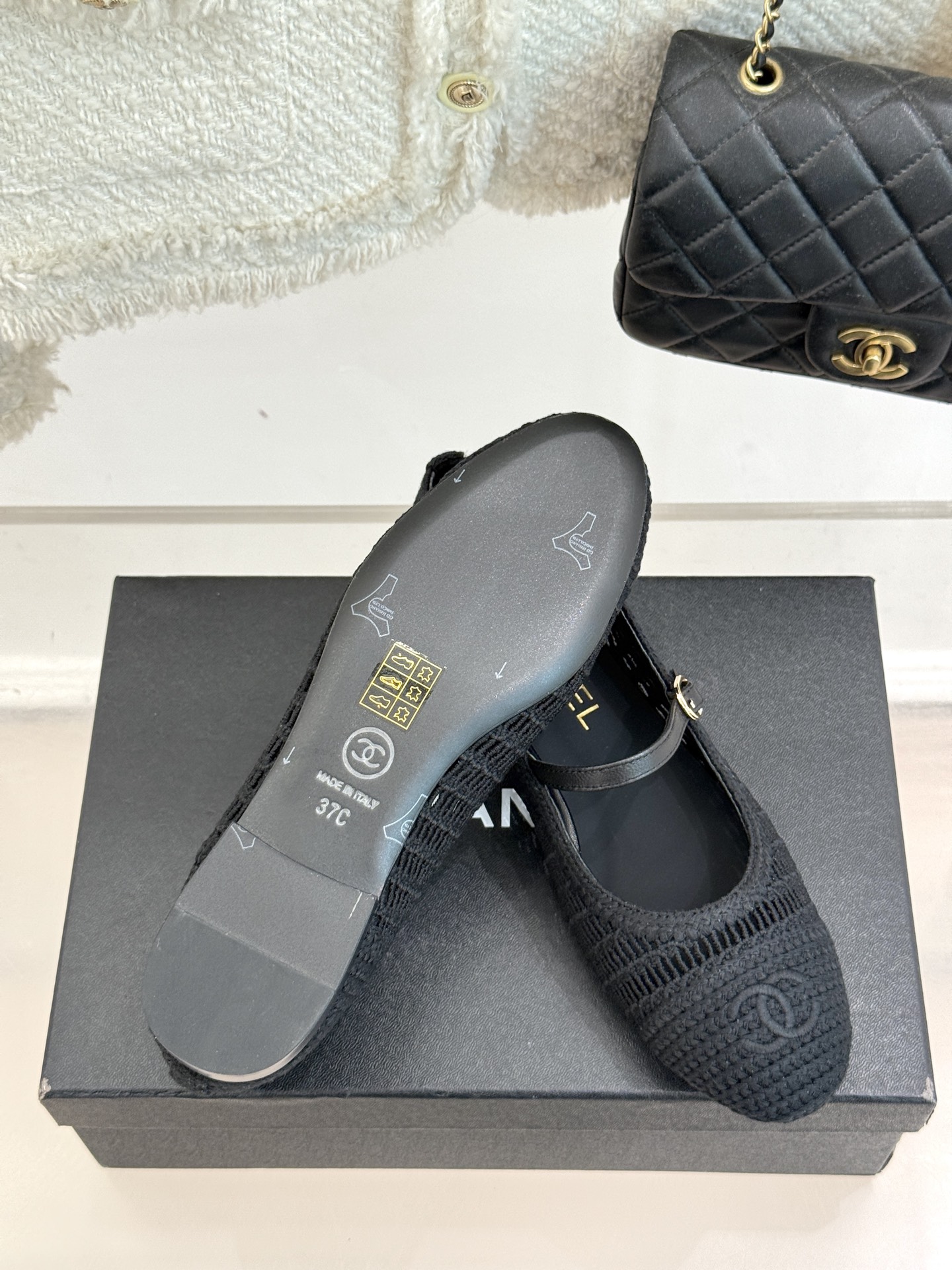 
CHANE*｜小香25。春夏新品镂空双C
拉菲草玛丽珍鞋
永恒的经典  名媛气质十足
香奶奶事时尚界当