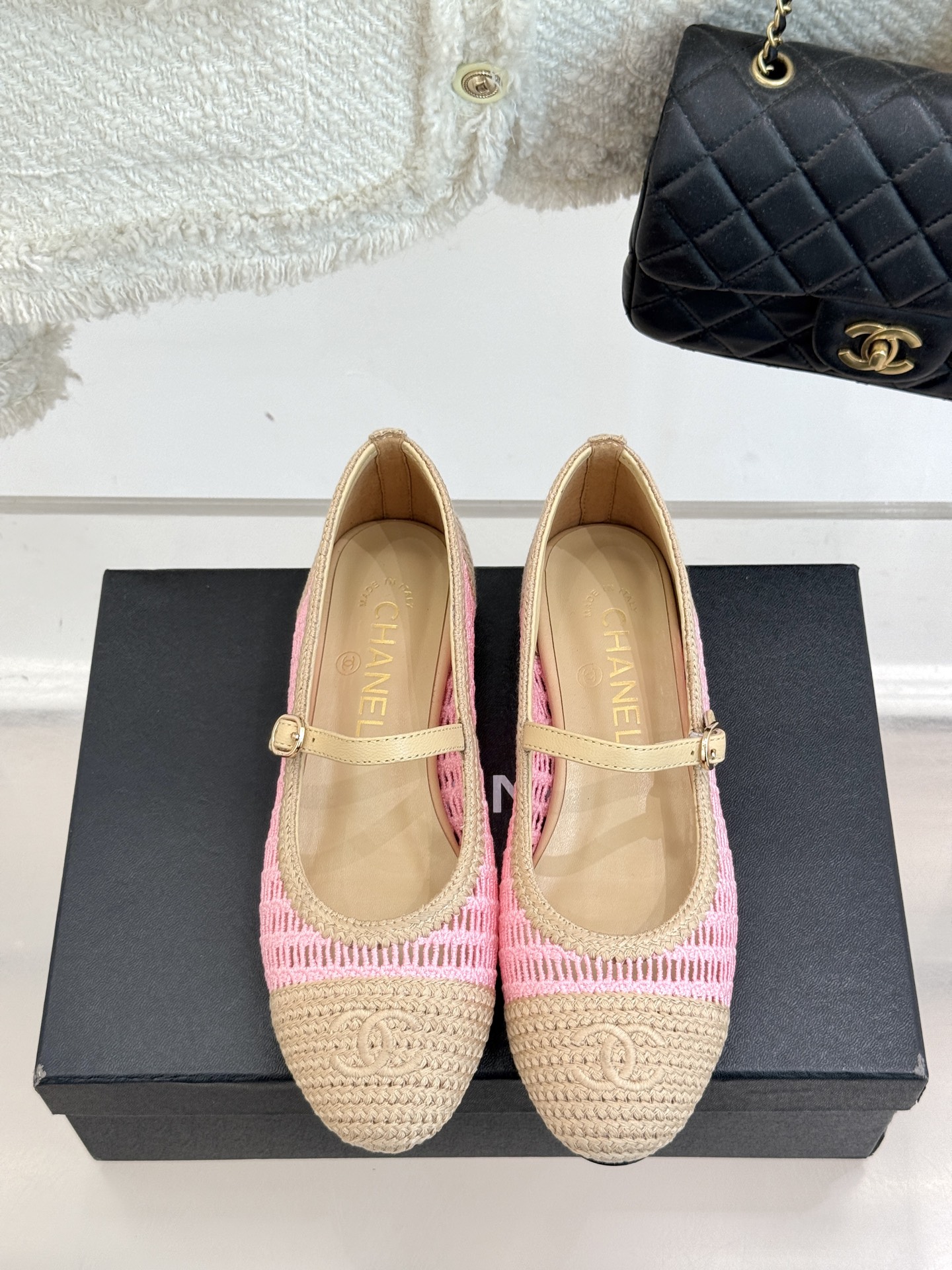 
CHANE*｜小香25。春夏新品镂空双C
拉菲草玛丽珍鞋
永恒的经典  名媛气质十足
香奶奶事时尚界当