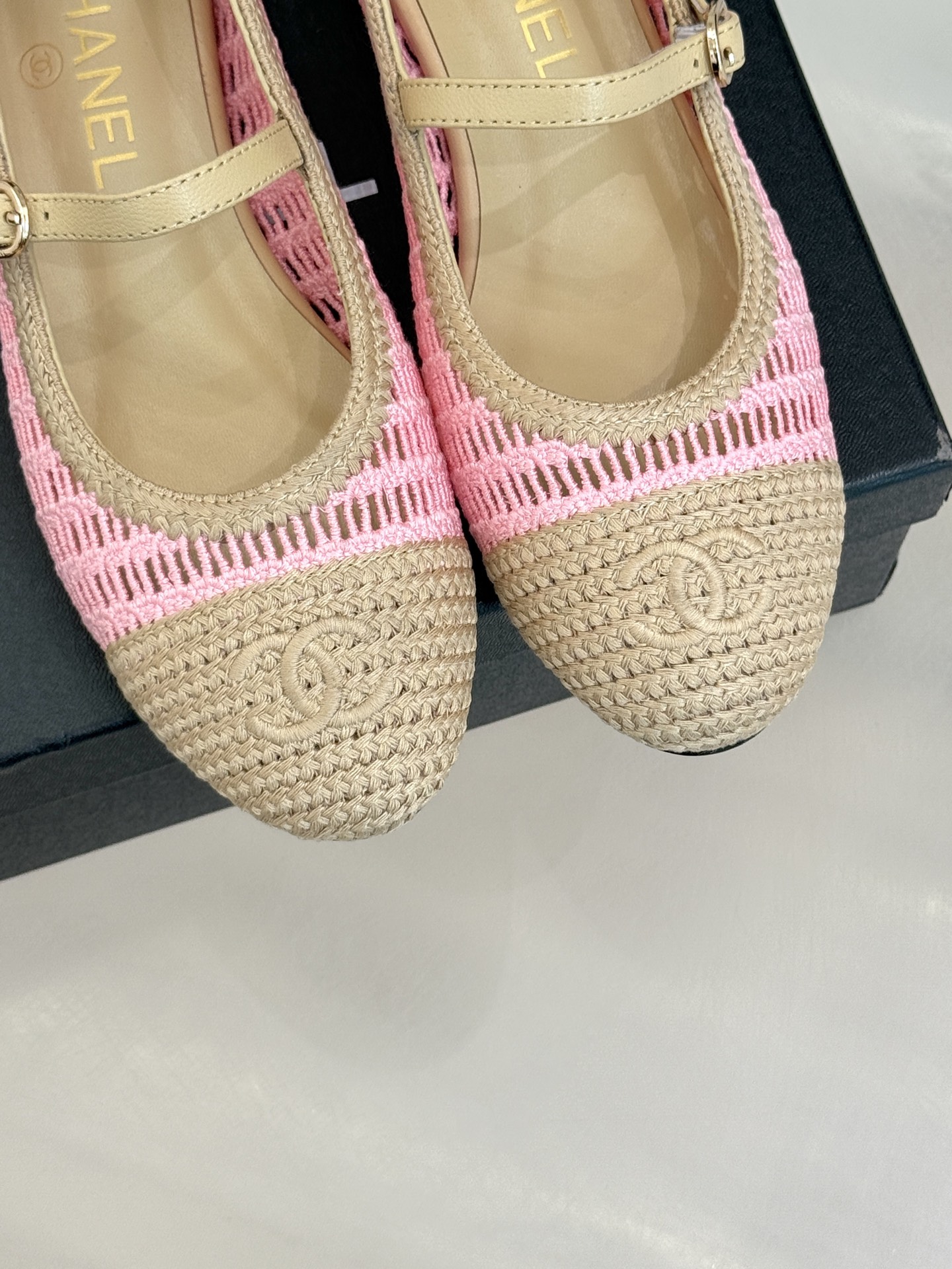 
CHANE*｜小香25。春夏新品镂空双C
拉菲草玛丽珍鞋
永恒的经典  名媛气质十足
香奶奶事时尚界当