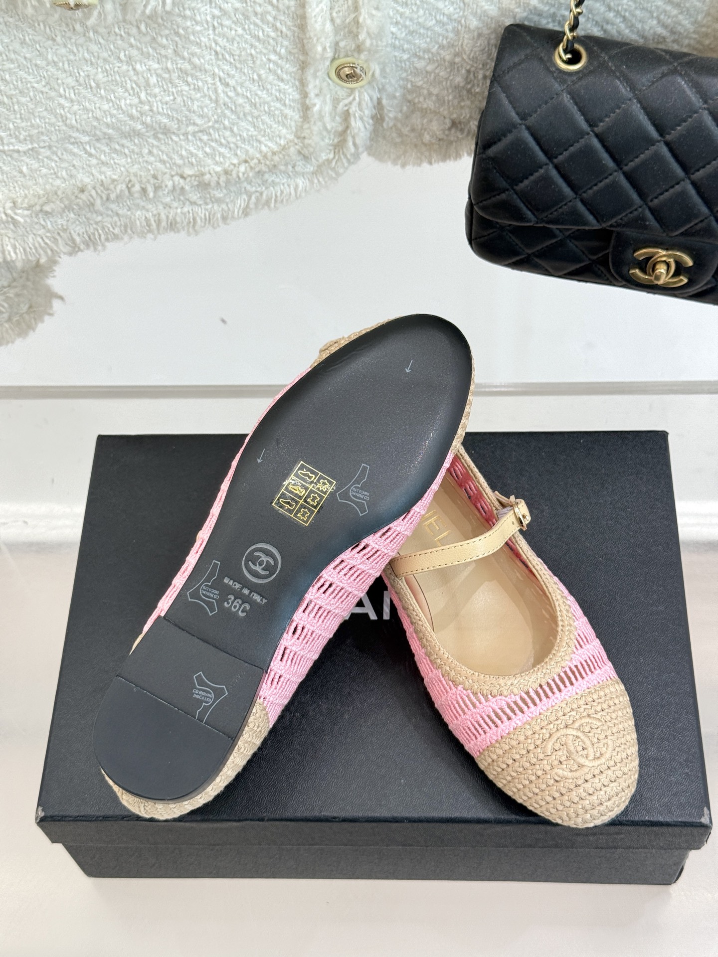 
CHANE*｜小香25。春夏新品镂空双C
拉菲草玛丽珍鞋
永恒的经典  名媛气质十足
香奶奶事时尚界当
