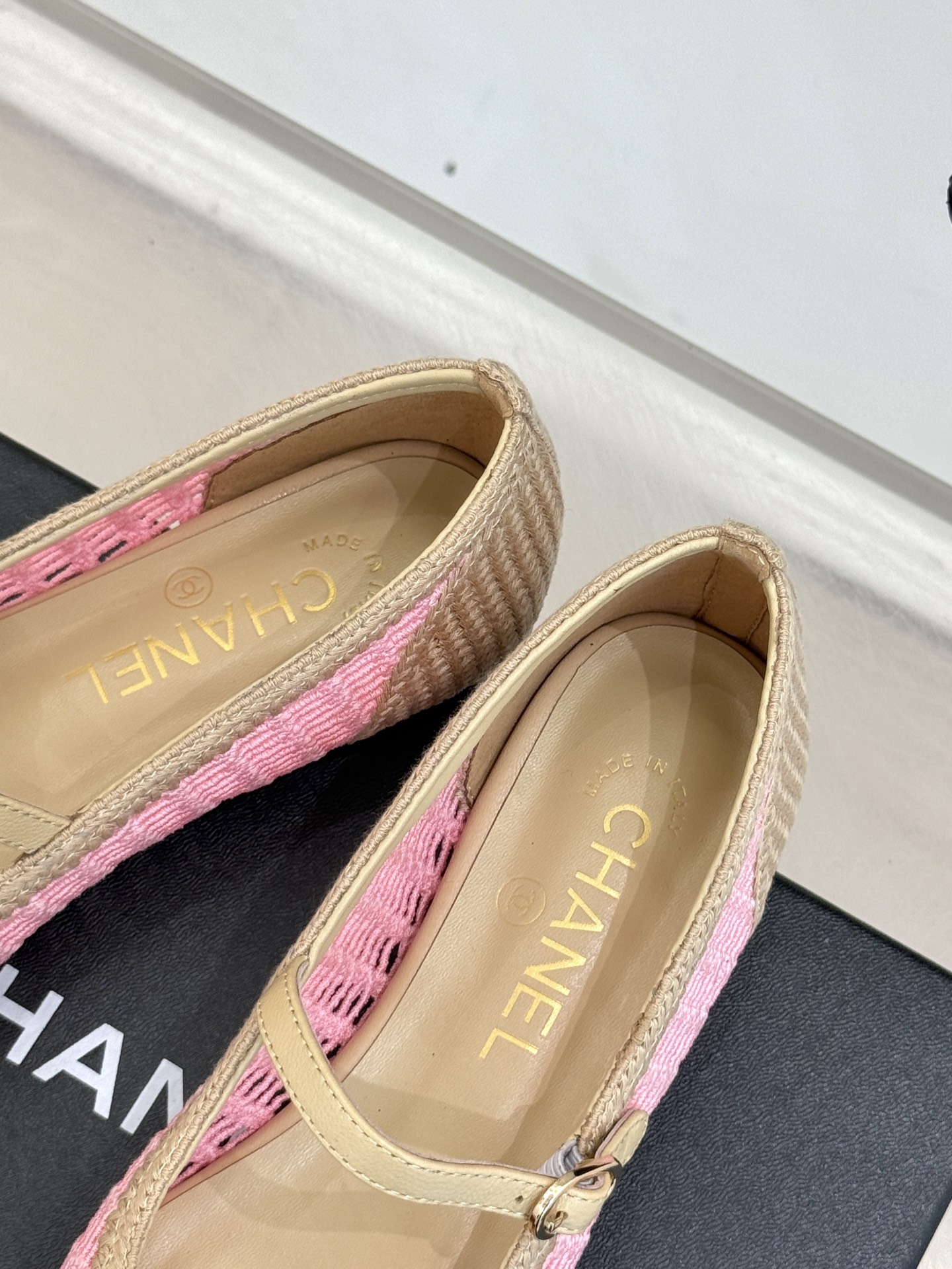 
CHANE*｜小香25。春夏新品镂空双C
拉菲草玛丽珍鞋
永恒的经典  名媛气质十足
香奶奶事时尚界当