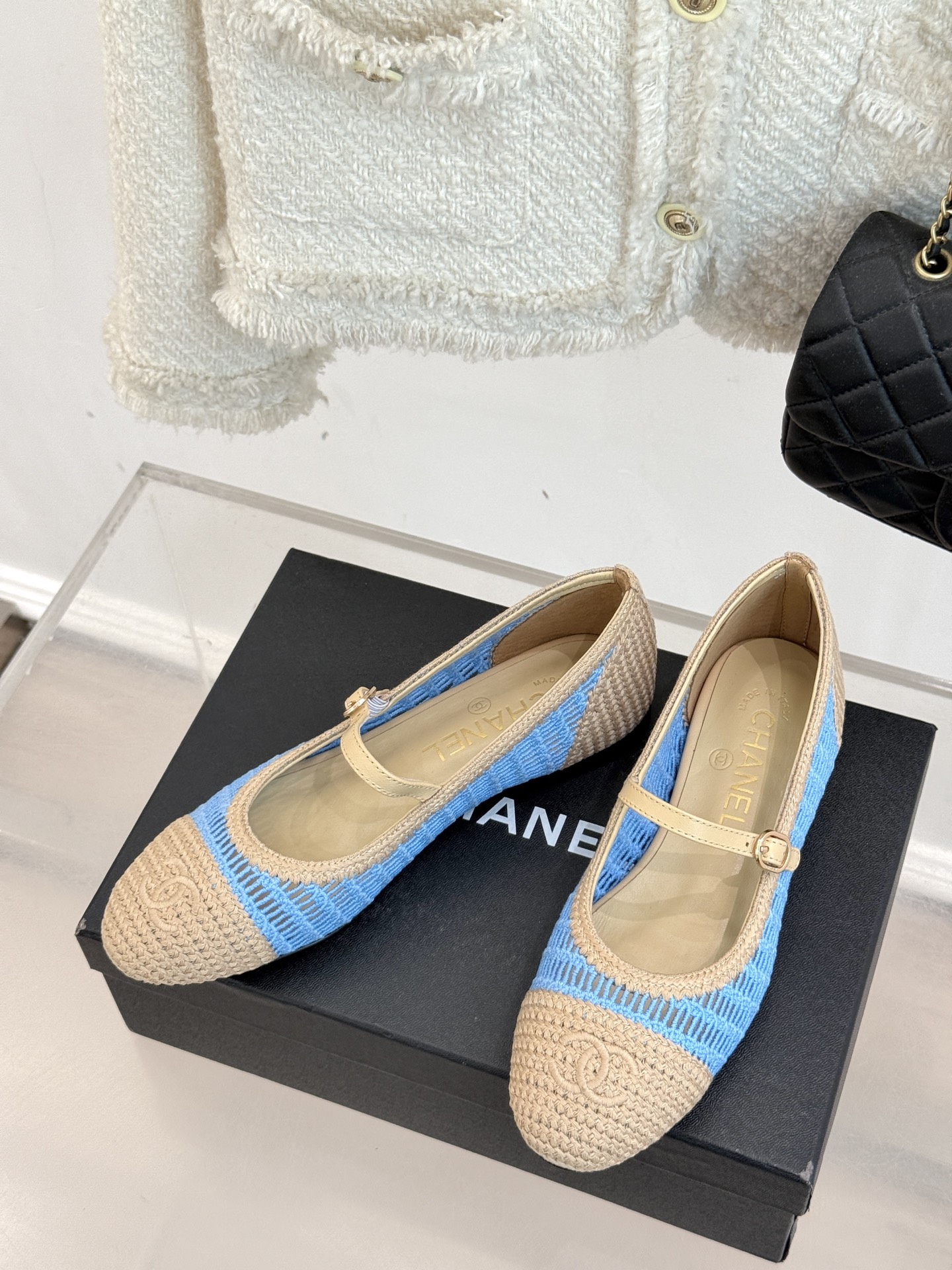 
CHANE*｜小香25。春夏新品镂空双C
拉菲草玛丽珍鞋
永恒的经典  名媛气质十足
香奶奶事时尚界当
