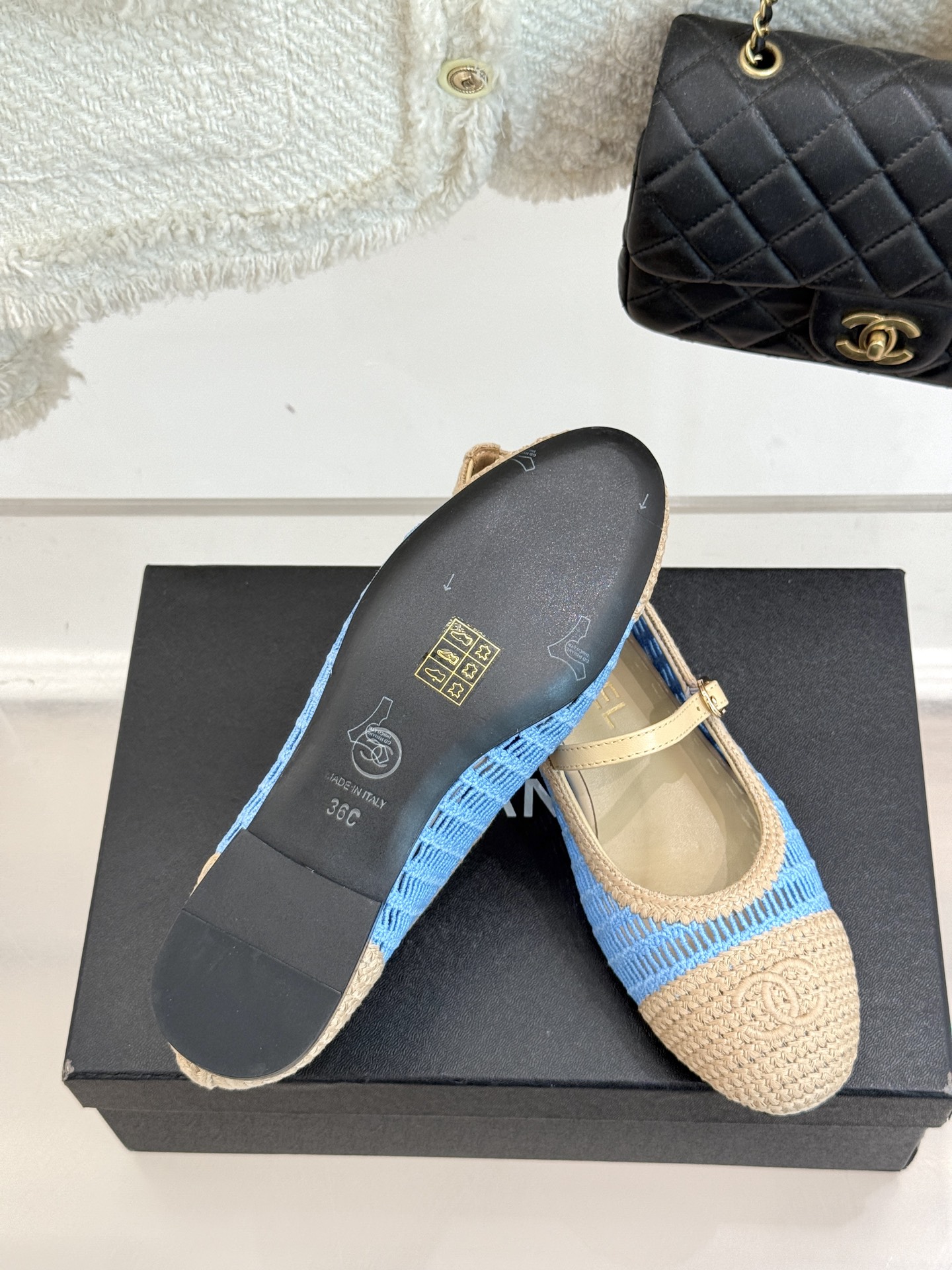 
CHANE*｜小香25。春夏新品镂空双C
拉菲草玛丽珍鞋
永恒的经典  名媛气质十足
香奶奶事时尚界当