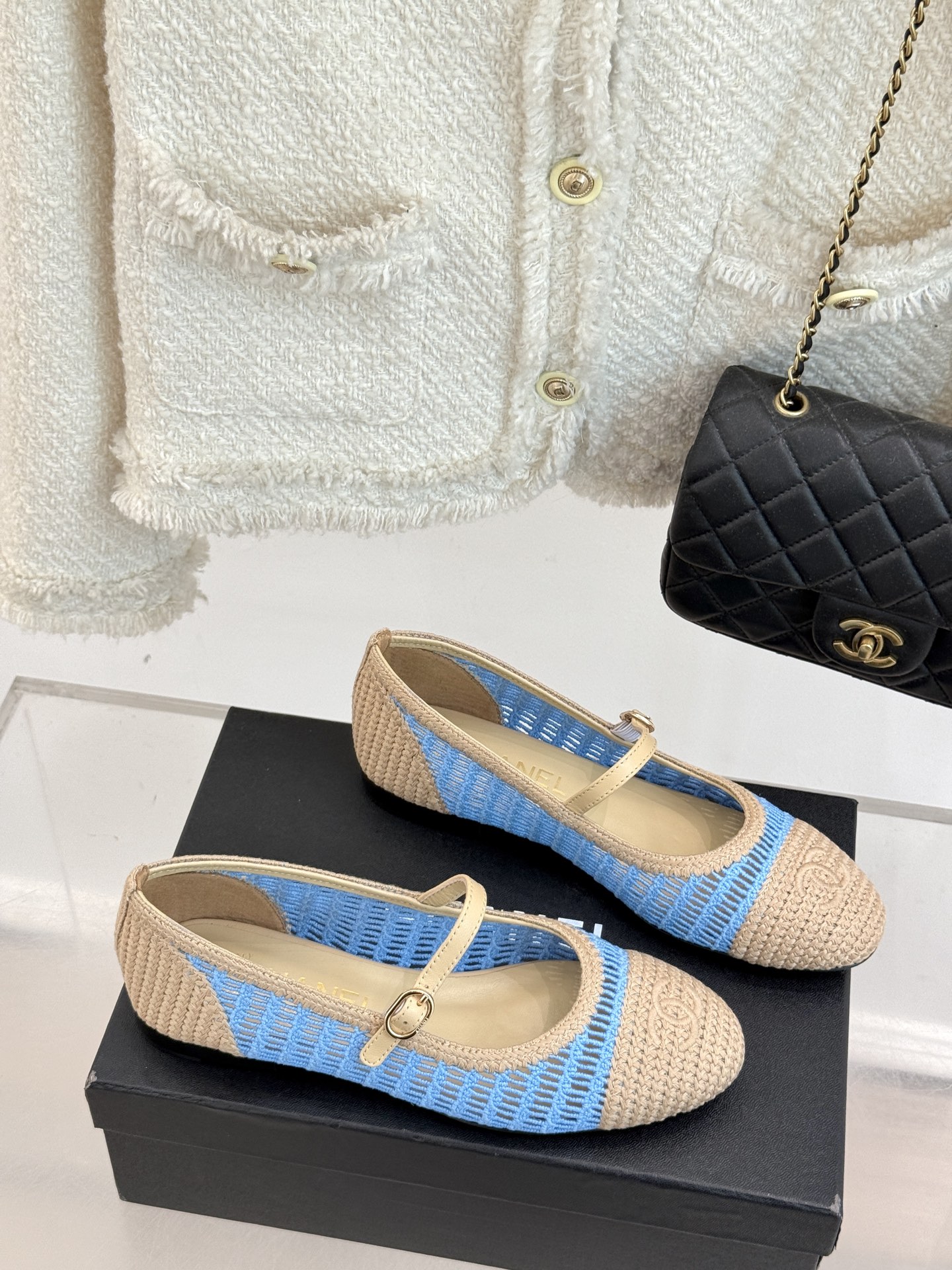 
CHANE*｜小香25。春夏新品镂空双C
拉菲草玛丽珍鞋
永恒的经典  名媛气质十足
香奶奶事时尚界当