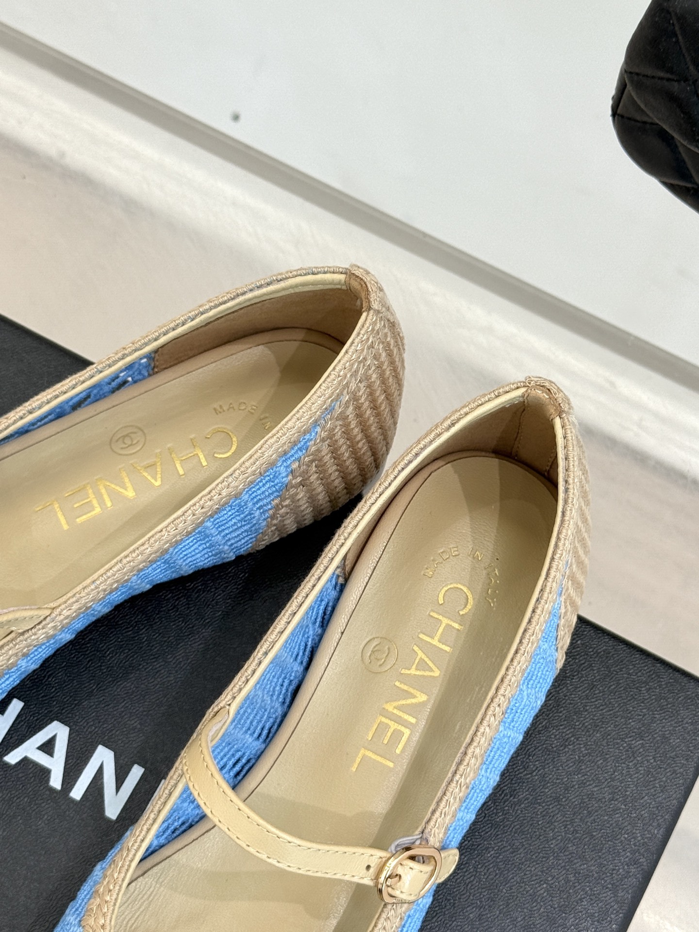 
CHANE*｜小香25。春夏新品镂空双C
拉菲草玛丽珍鞋
永恒的经典  名媛气质十足
香奶奶事时尚界当