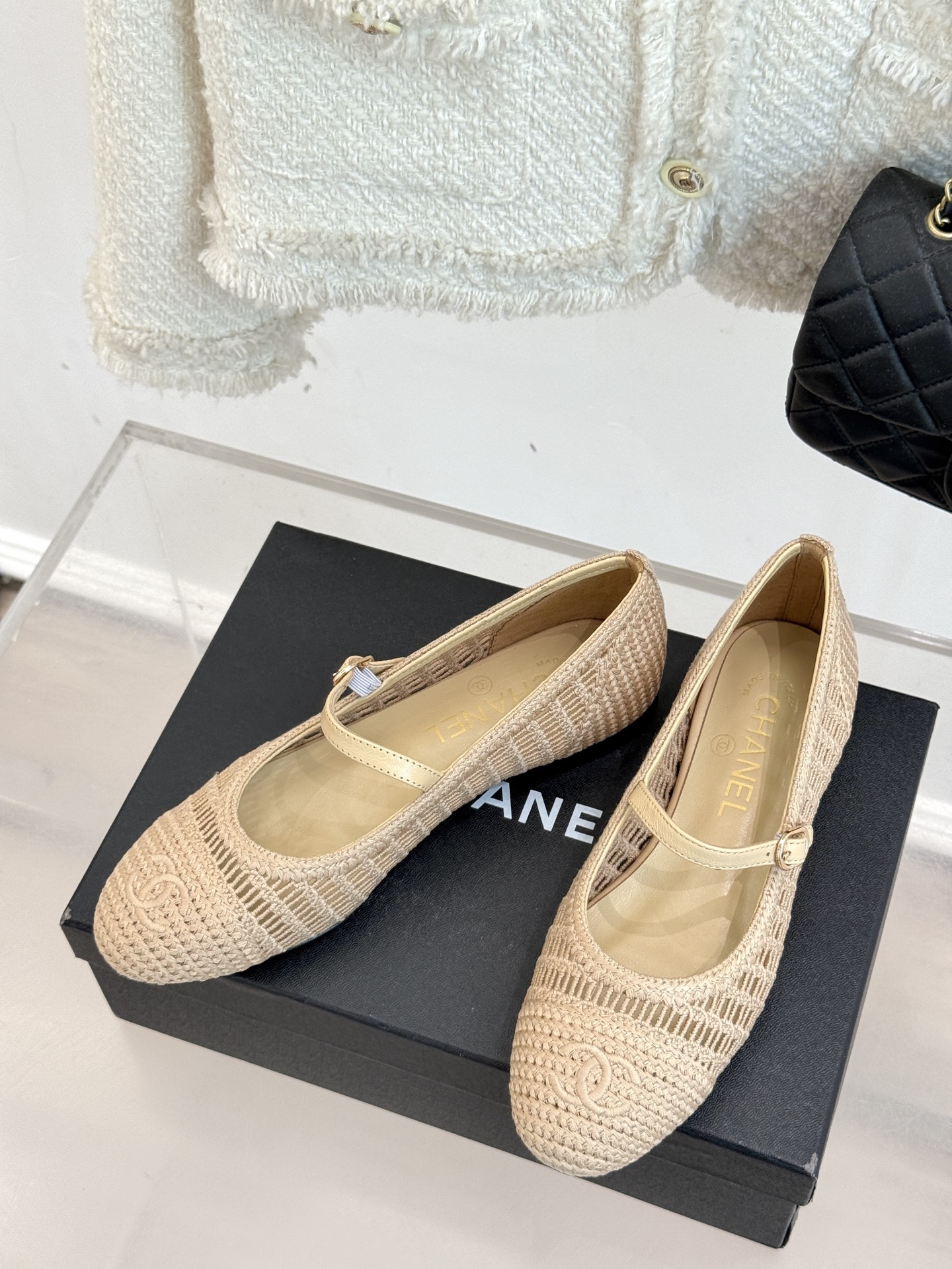 
CHANE*｜小香25。春夏新品镂空双C
拉菲草玛丽珍鞋
永恒的经典  名媛气质十足
香奶奶事时尚界当