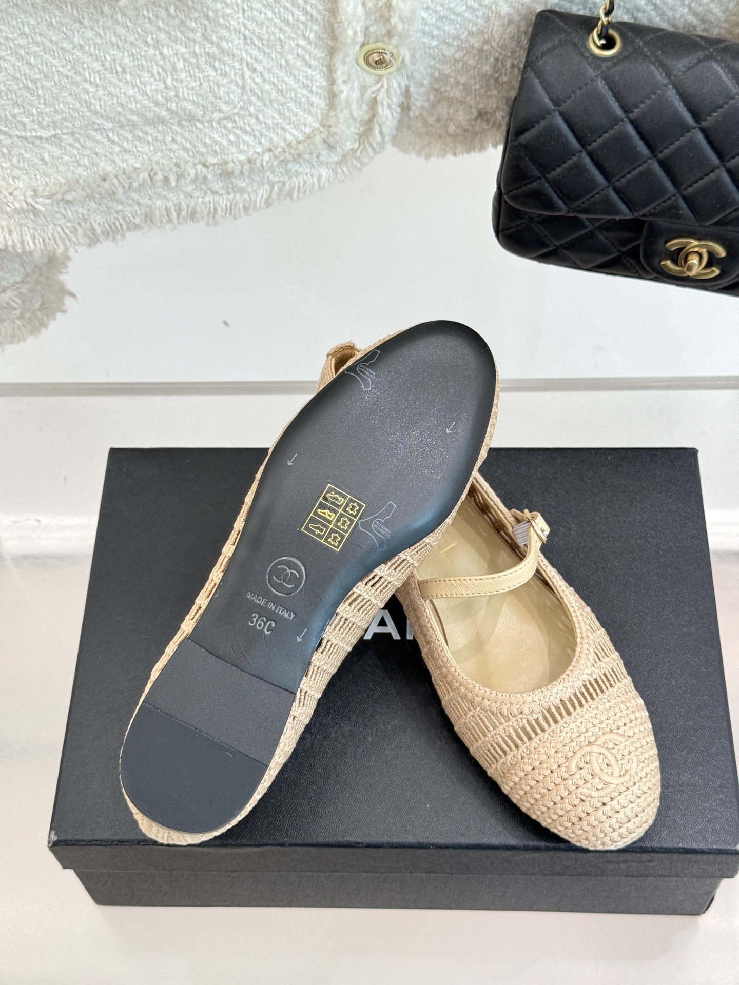 
CHANE*｜小香25。春夏新品镂空双C
拉菲草玛丽珍鞋
永恒的经典  名媛气质十足
香奶奶事时尚界当