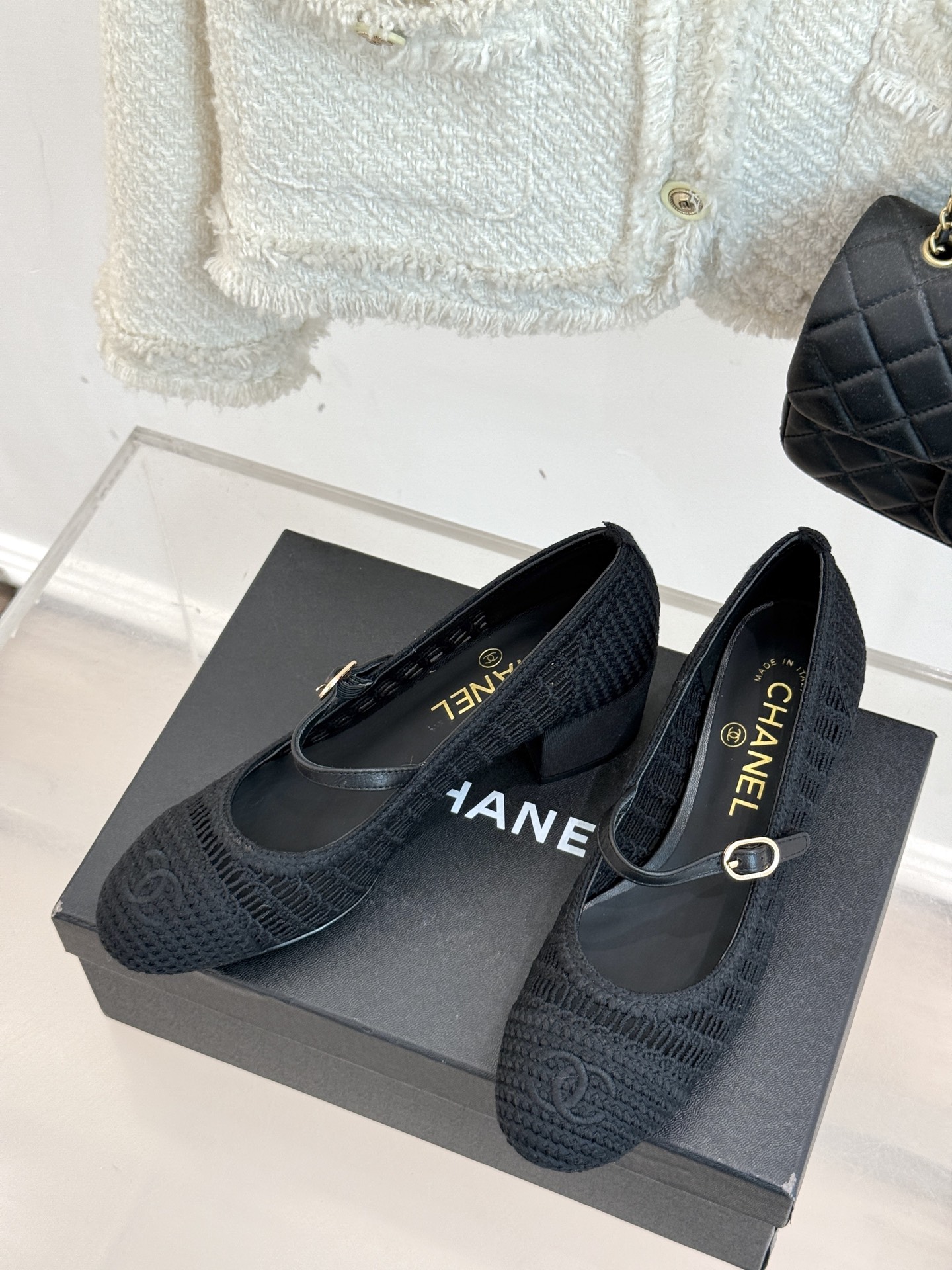 
CHANE*｜小香25。春夏新品镂空双C
拉菲草玛丽珍鞋
永恒的经典  名媛气质十足
香奶奶事时尚界当