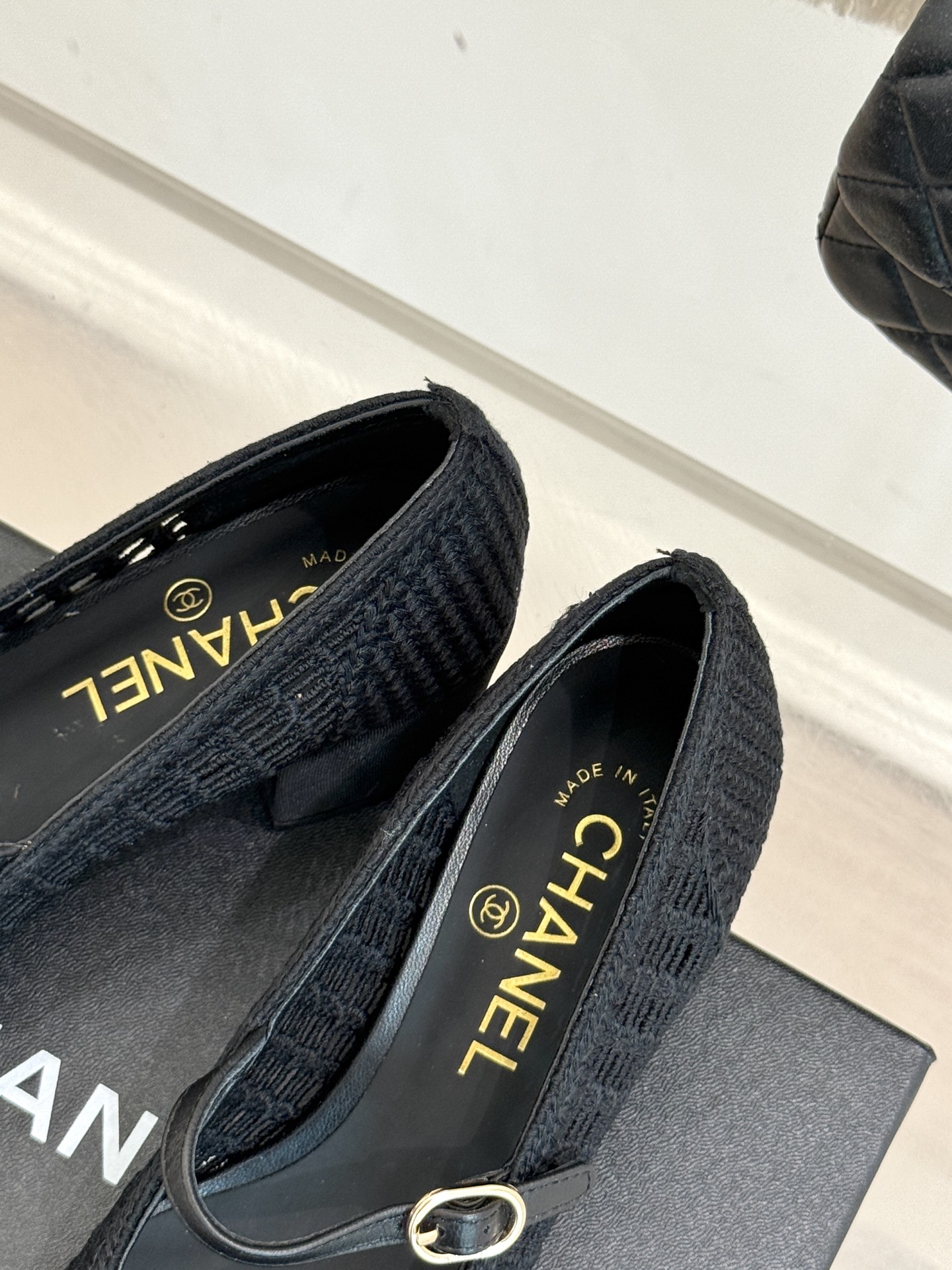 
CHANE*｜小香25。春夏新品镂空双C
拉菲草玛丽珍鞋
永恒的经典  名媛气质十足
香奶奶事时尚界当