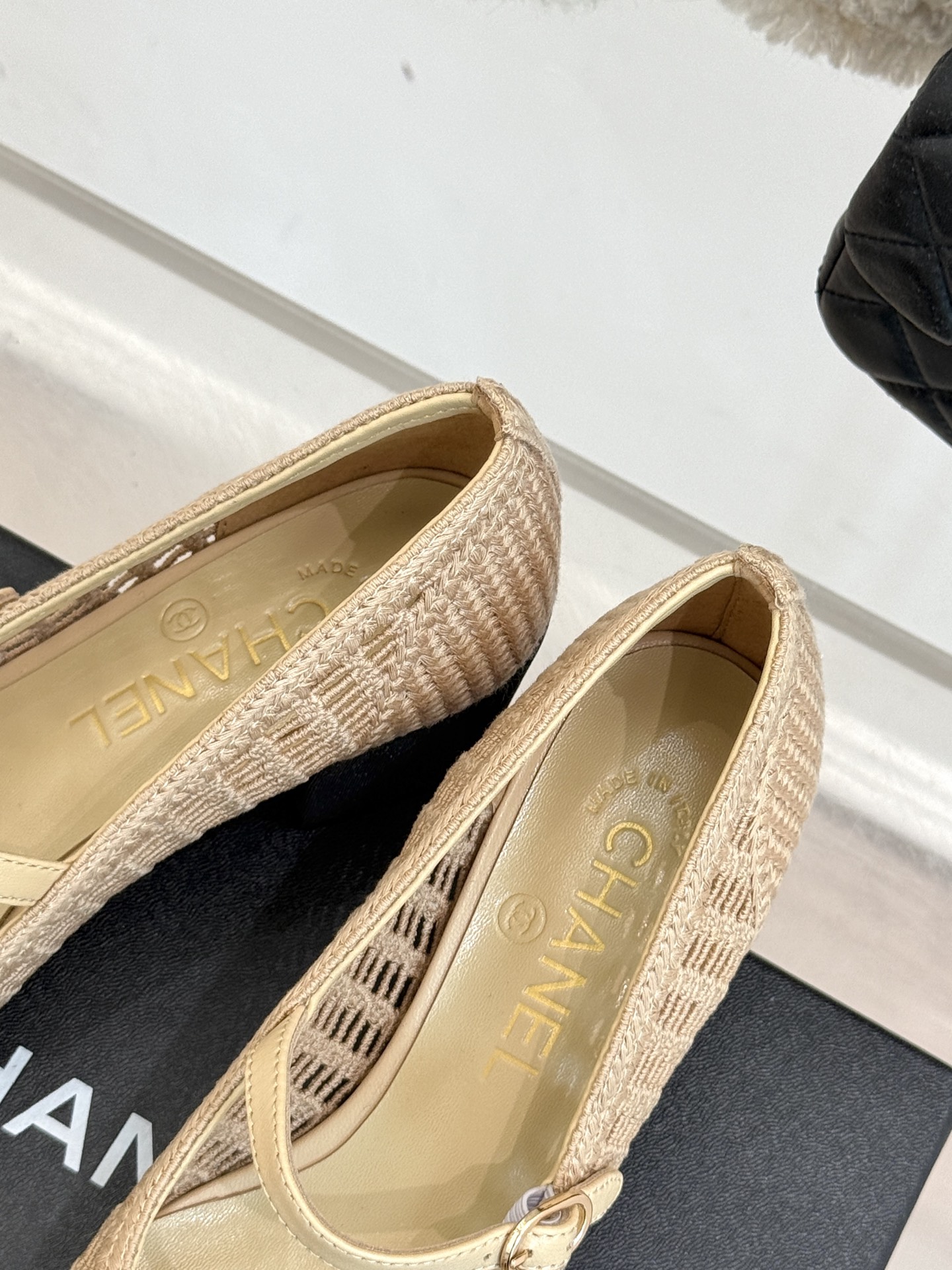 
CHANE*｜小香25。春夏新品镂空双C
拉菲草玛丽珍鞋
永恒的经典  名媛气质十足
香奶奶事时尚界当