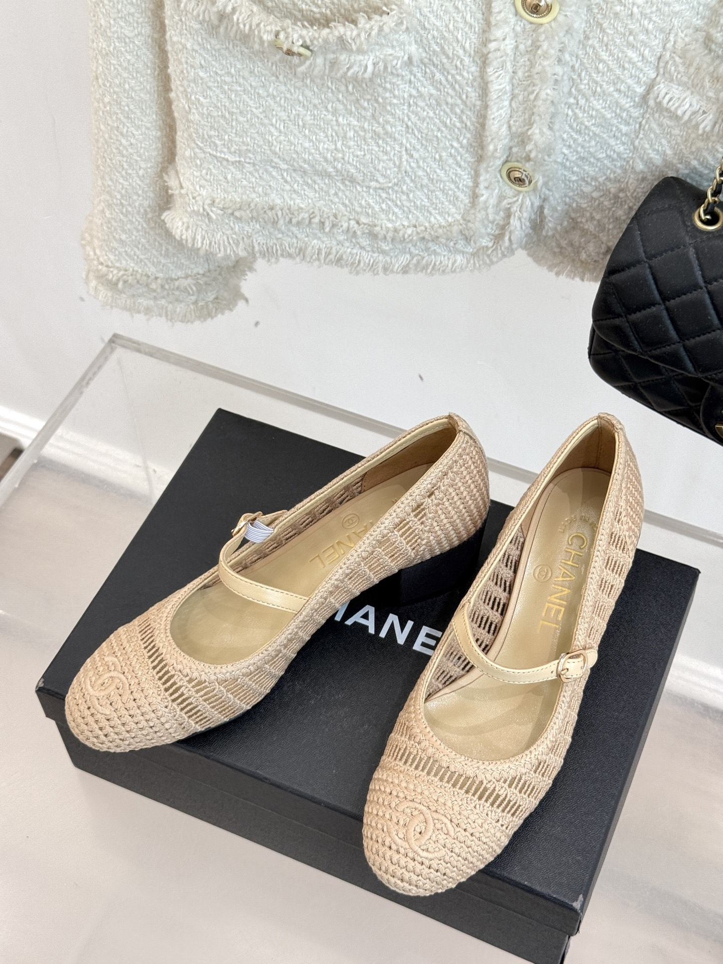 
CHANE*｜小香25。春夏新品镂空双C
拉菲草玛丽珍鞋
永恒的经典  名媛气质十足
香奶奶事时尚界当