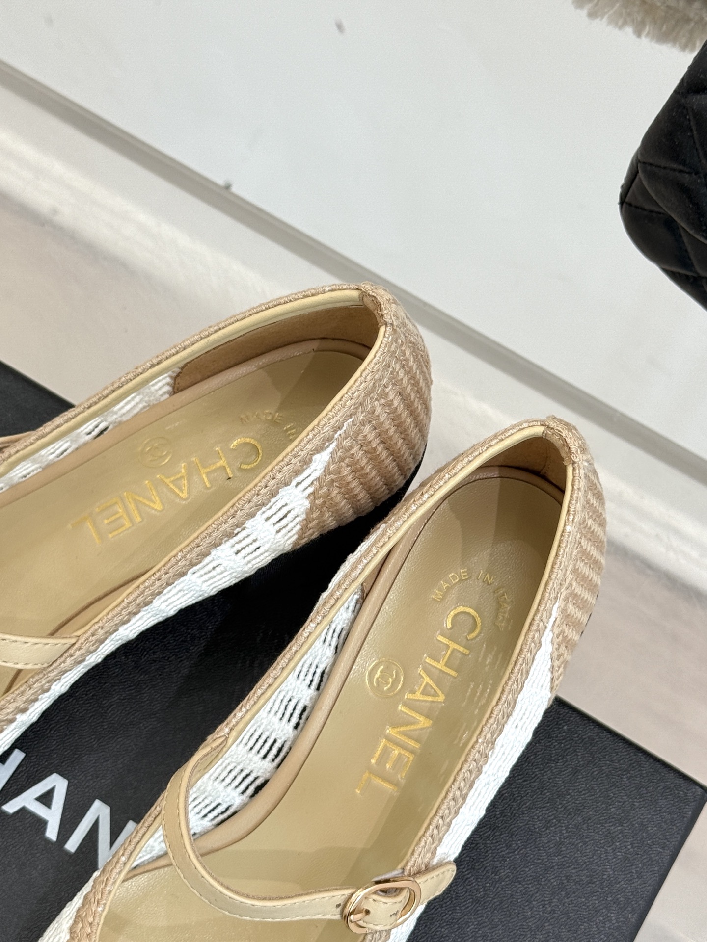 
CHANE*｜小香25。春夏新品镂空双C
拉菲草玛丽珍鞋
永恒的经典  名媛气质十足
香奶奶事时尚界当
