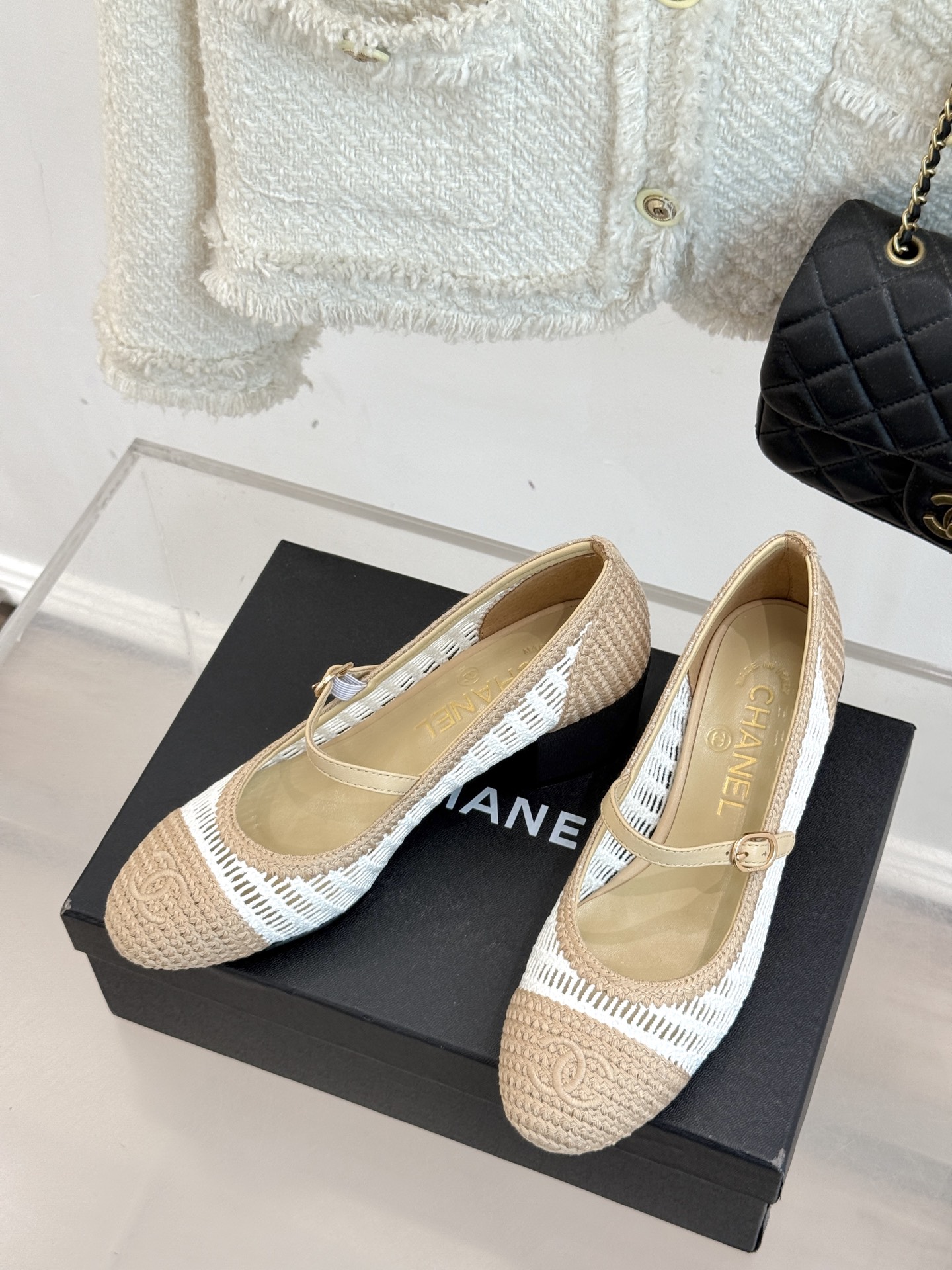 
CHANE*｜小香25。春夏新品镂空双C
拉菲草玛丽珍鞋
永恒的经典  名媛气质十足
香奶奶事时尚界当