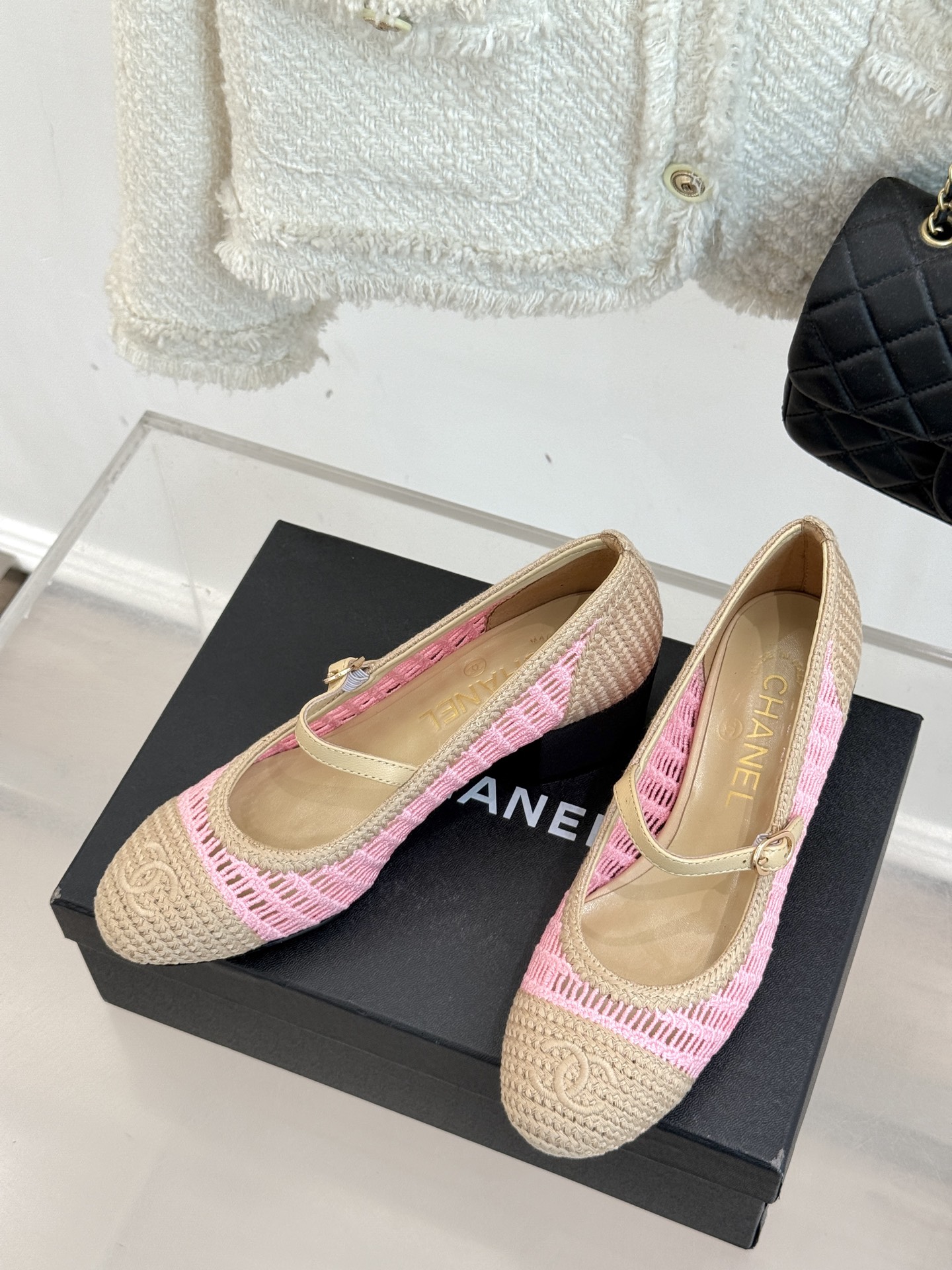 
CHANE*｜小香25。春夏新品镂空双C
拉菲草玛丽珍鞋
永恒的经典  名媛气质十足
香奶奶事时尚界当