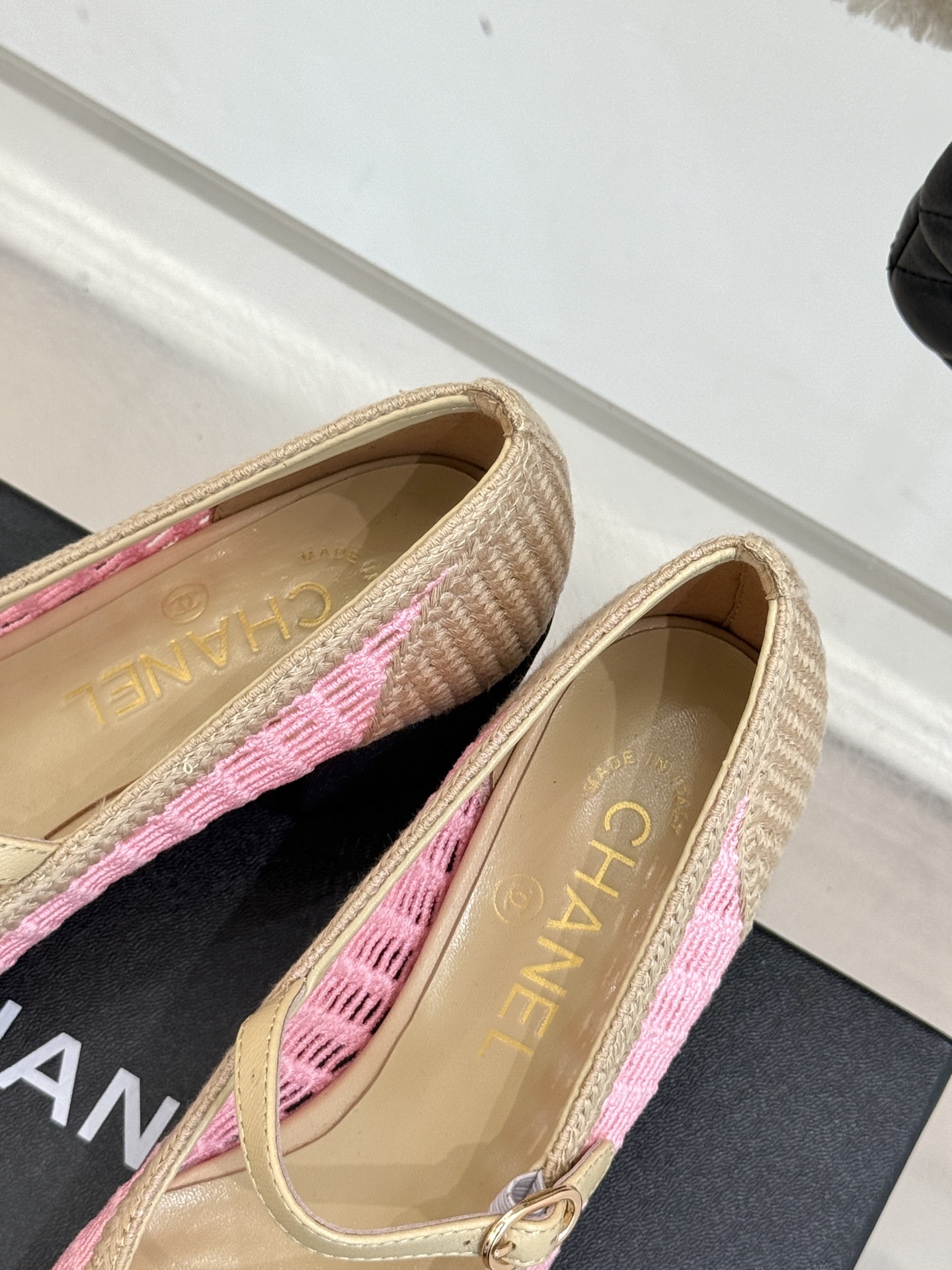 
CHANE*｜小香25。春夏新品镂空双C
拉菲草玛丽珍鞋
永恒的经典  名媛气质十足
香奶奶事时尚界当