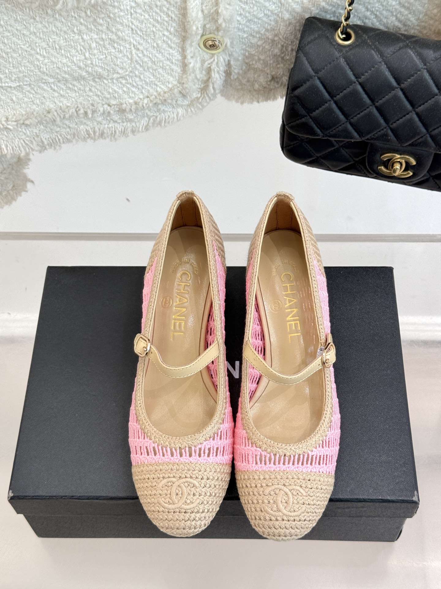 
CHANE*｜小香25。春夏新品镂空双C
拉菲草玛丽珍鞋
永恒的经典  名媛气质十足
香奶奶事时尚界当
