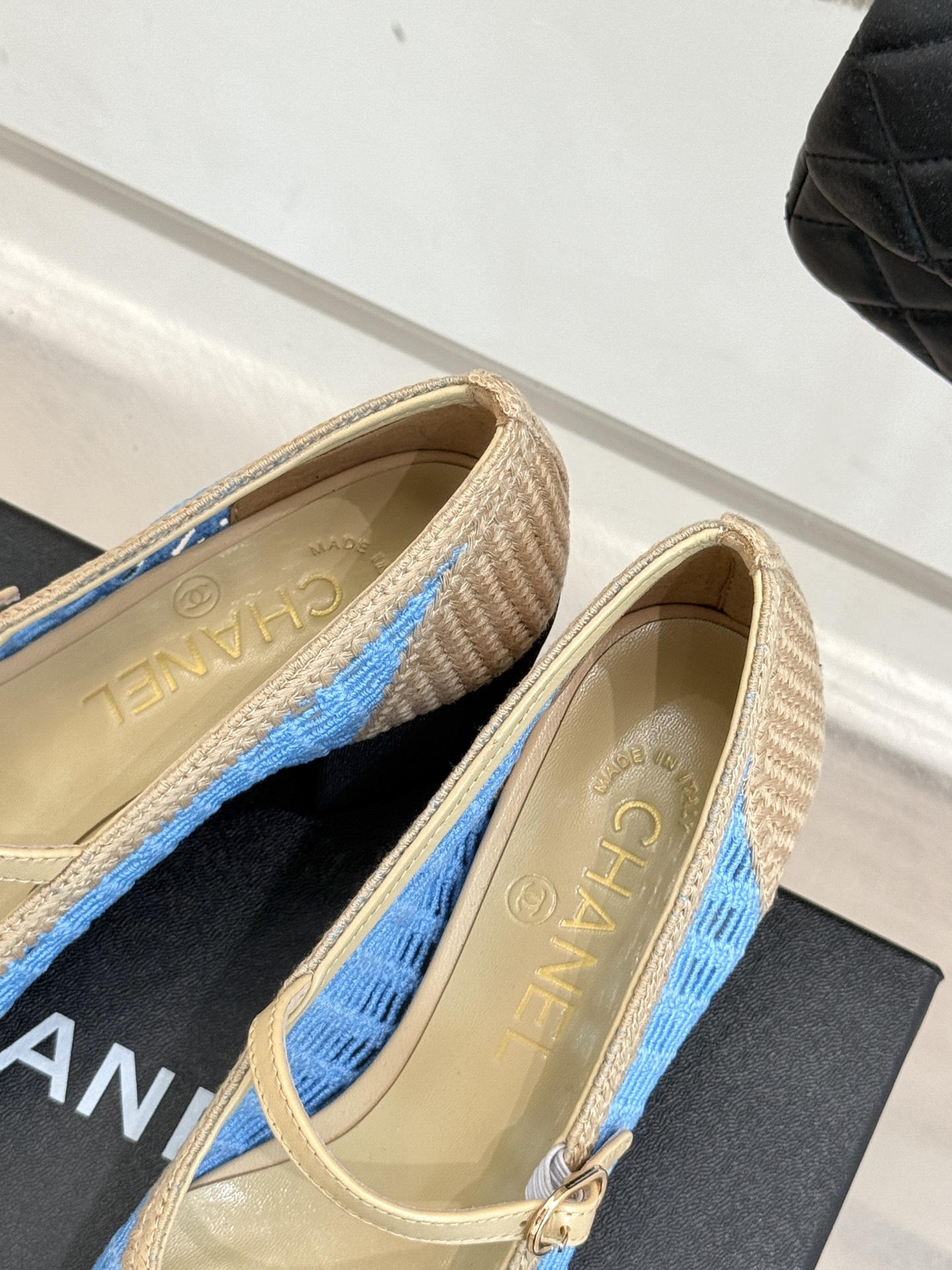 
CHANE*｜小香25。春夏新品镂空双C
拉菲草玛丽珍鞋
永恒的经典  名媛气质十足
香奶奶事时尚界当