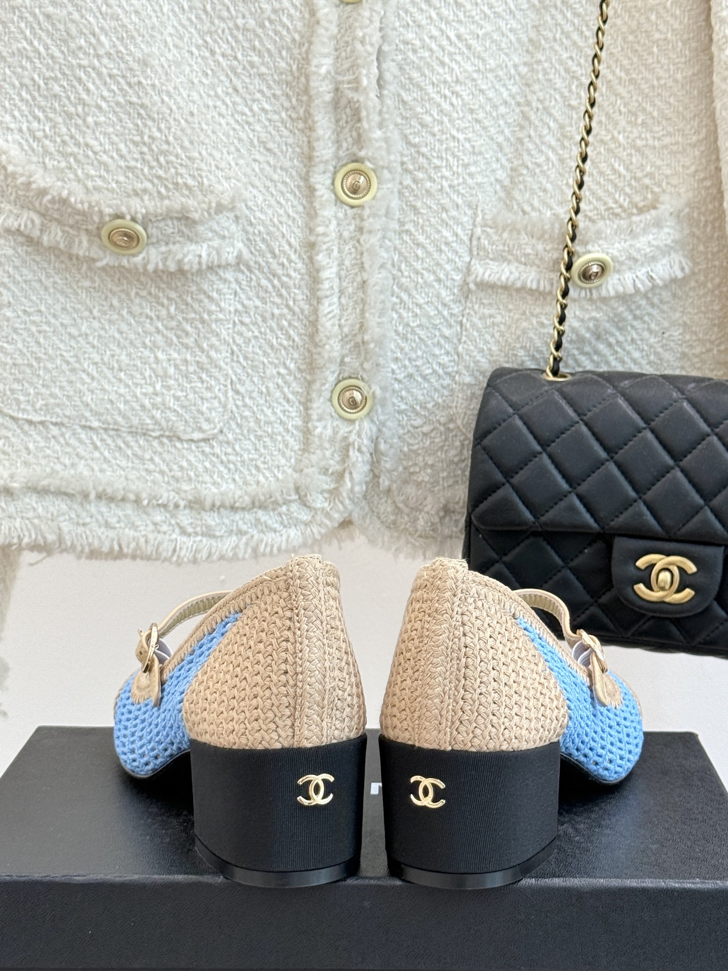 
CHANE*｜小香25。春夏新品镂空双C
拉菲草玛丽珍鞋
永恒的经典  名媛气质十足
香奶奶事时尚界当