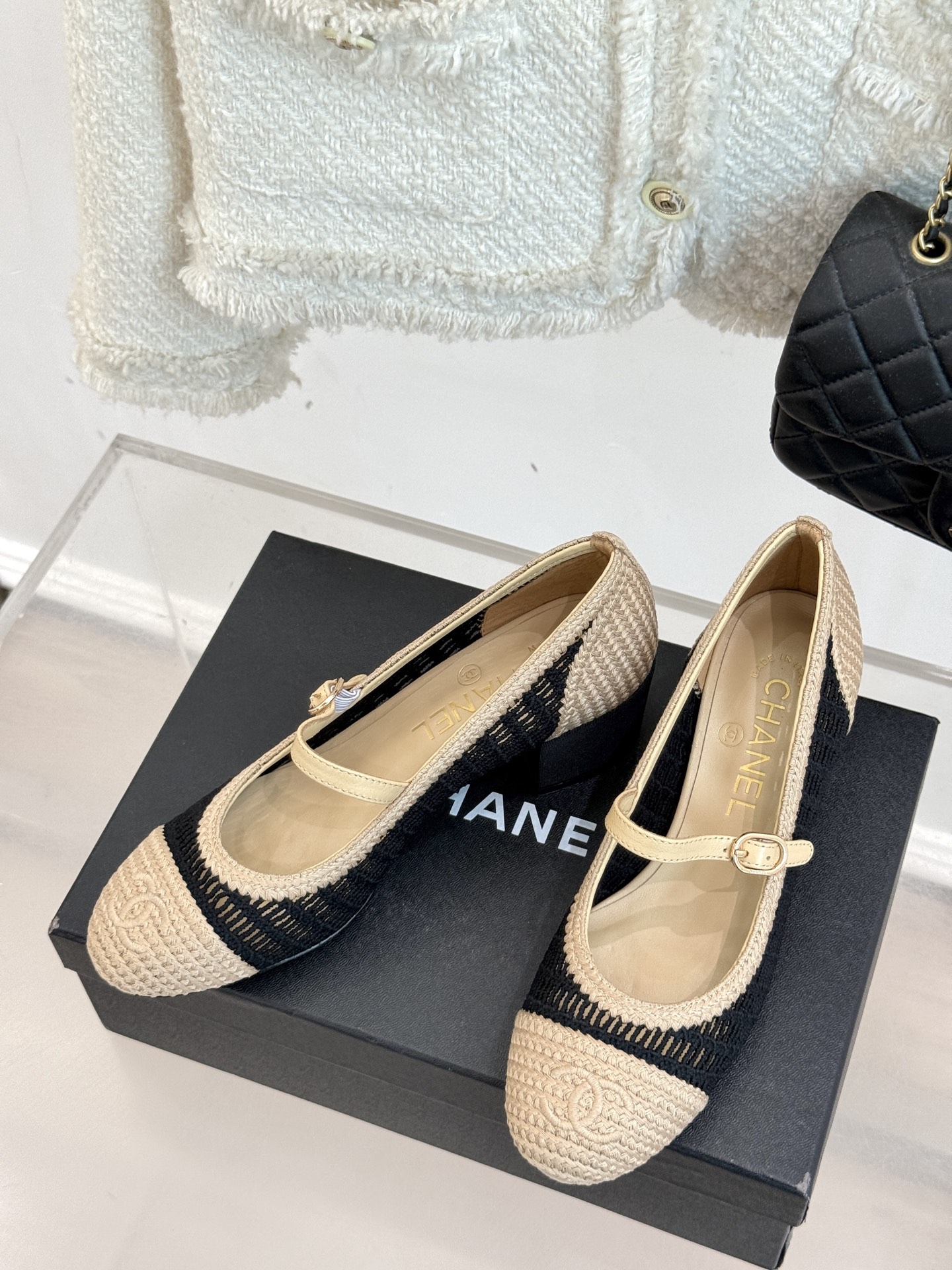 
CHANE*｜小香25。春夏新品镂空双C
拉菲草玛丽珍鞋
永恒的经典  名媛气质十足
香奶奶事时尚界当