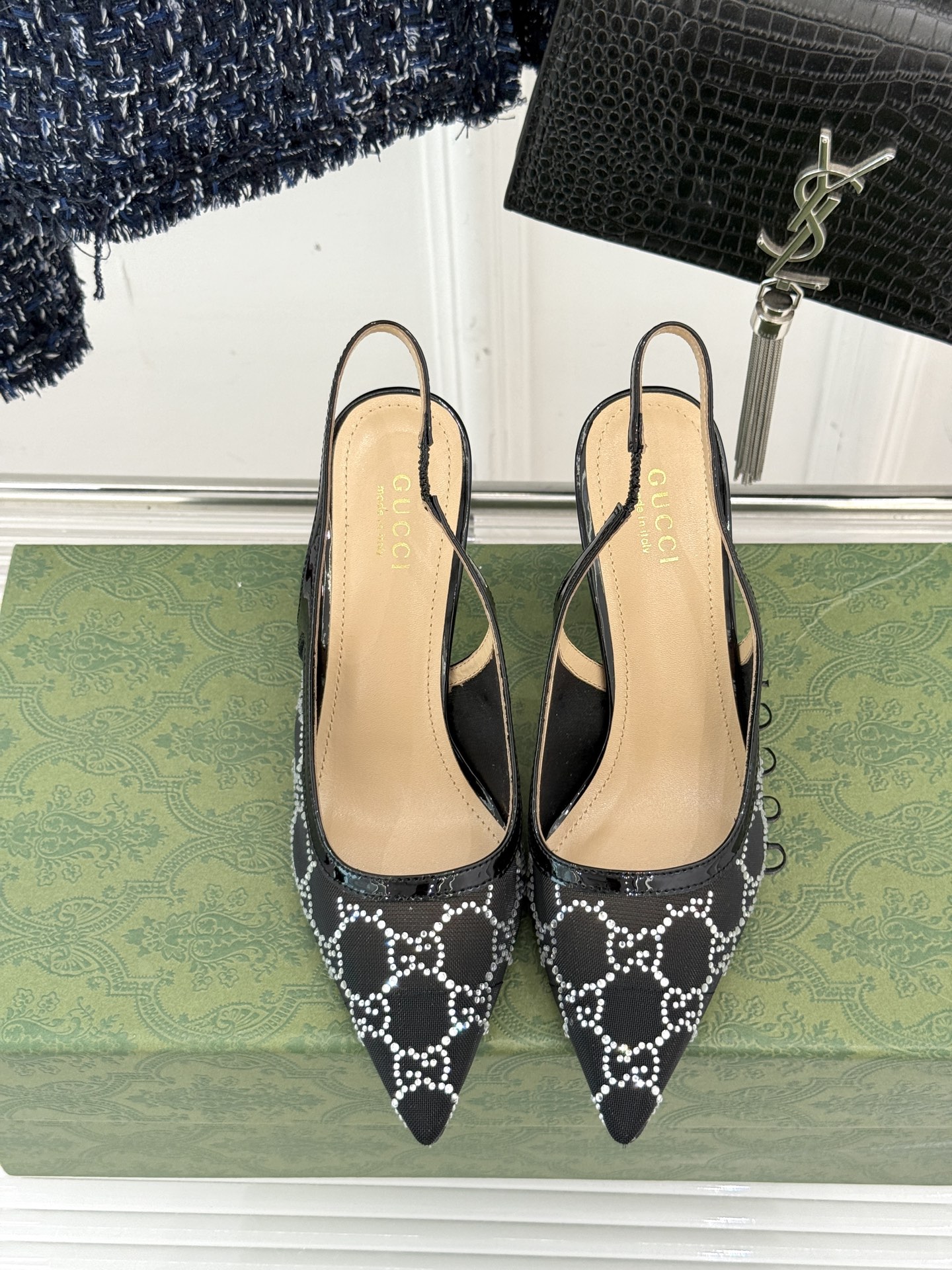 
Gucci/古驰经典水钻网纱尖头高跟后空凉鞋
当G家将奢华美学倾注于这双水钻网纱凉鞋
一场时尚与优雅的