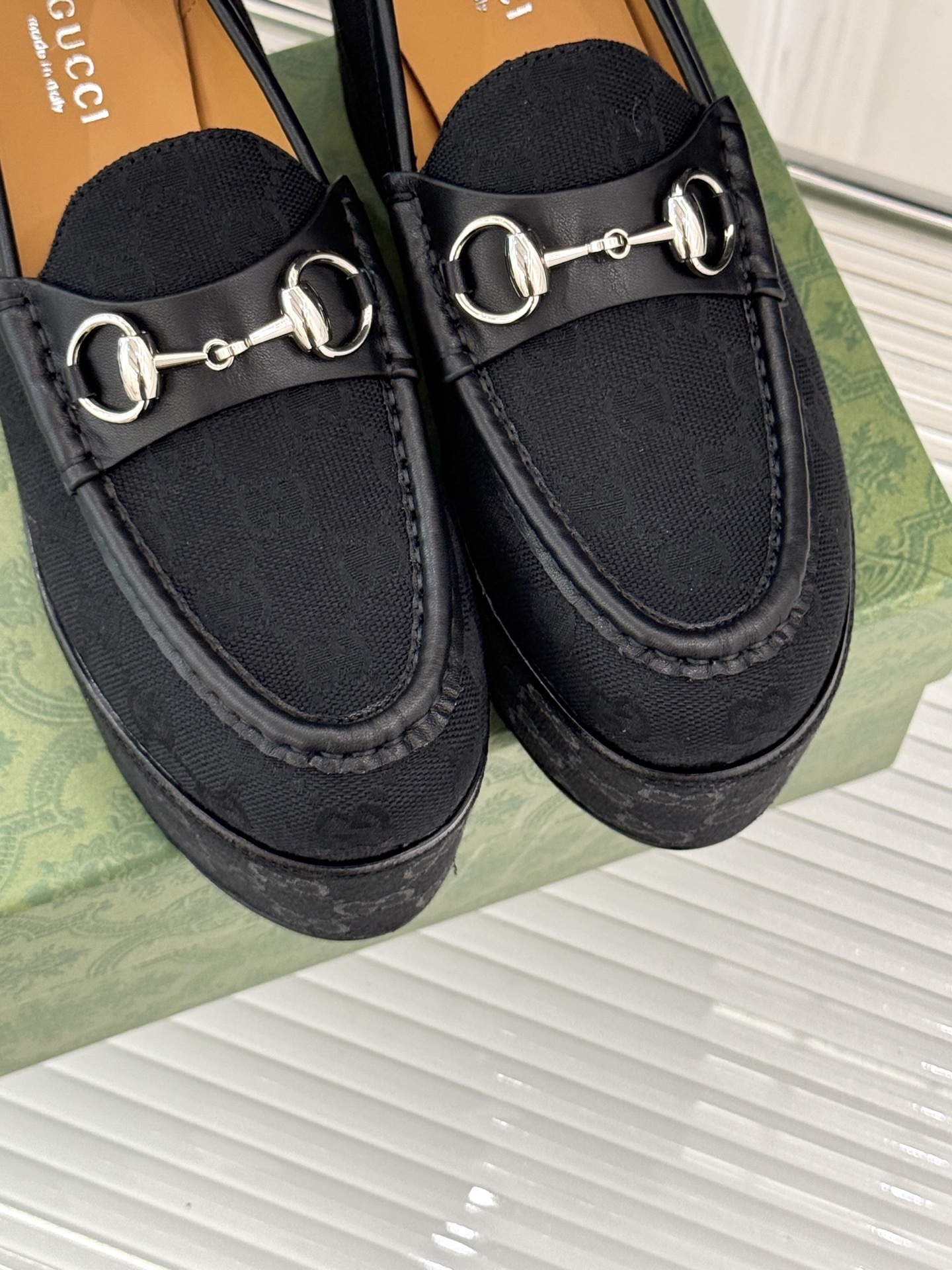 GUCCI/古驰经典马衔扣厚底乐福鞋
厌倦了千篇一律的平底单调?
渴望一双鞋重塑气场 解锁时髦新高度?