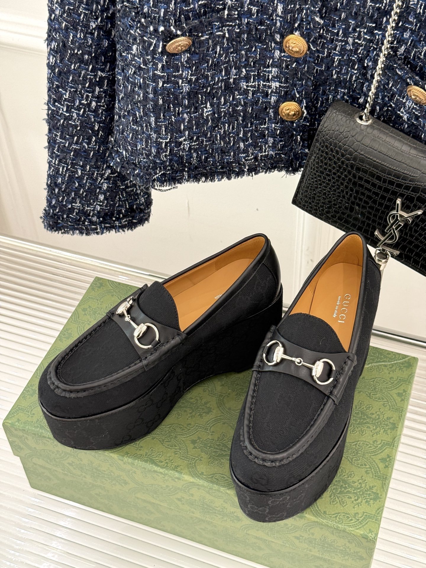 GUCCI/古驰经典马衔扣厚底乐福鞋
厌倦了千篇一律的平底单调?
渴望一双鞋重塑气场 解锁时髦新高度?