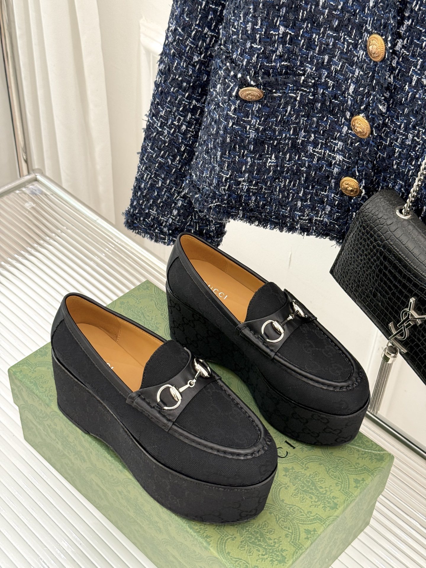 GUCCI/古驰经典马衔扣厚底乐福鞋
厌倦了千篇一律的平底单调?
渴望一双鞋重塑气场 解锁时髦新高度?
