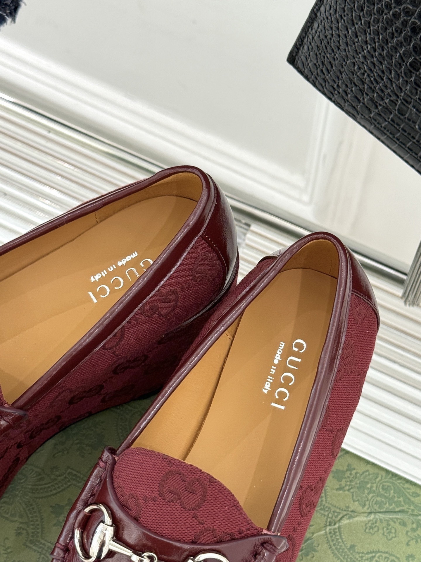 GUCCI/古驰经典马衔扣厚底乐福鞋
厌倦了千篇一律的平底单调?
渴望一双鞋重塑气场 解锁时髦新高度?