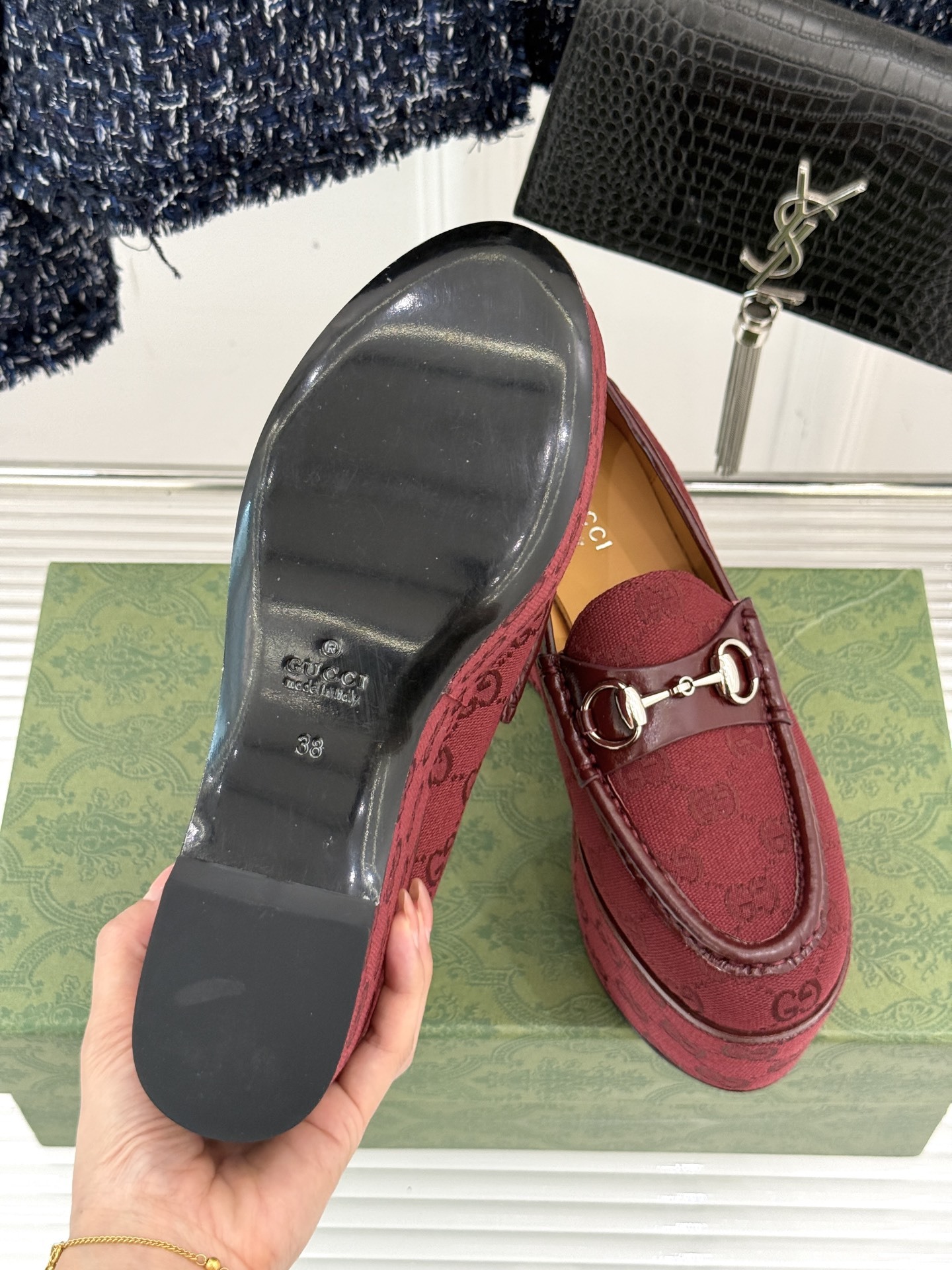 GUCCI/古驰经典马衔扣厚底乐福鞋
厌倦了千篇一律的平底单调?
渴望一双鞋重塑气场 解锁时髦新高度?