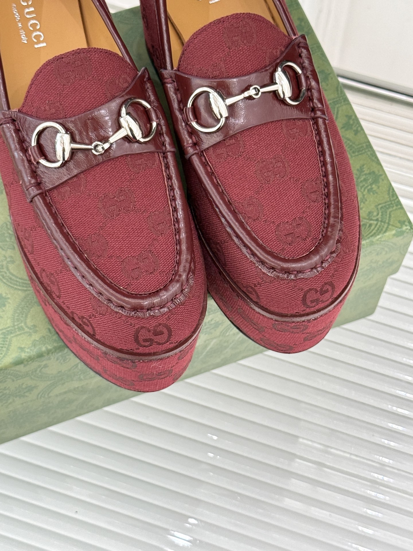 GUCCI/古驰经典马衔扣厚底乐福鞋
厌倦了千篇一律的平底单调?
渴望一双鞋重塑气场 解锁时髦新高度?