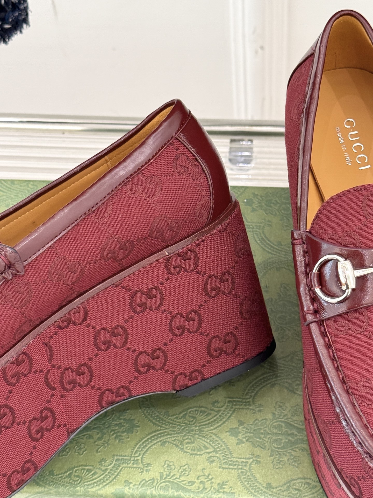 GUCCI/古驰经典马衔扣厚底乐福鞋
厌倦了千篇一律的平底单调?
渴望一双鞋重塑气场 解锁时髦新高度?