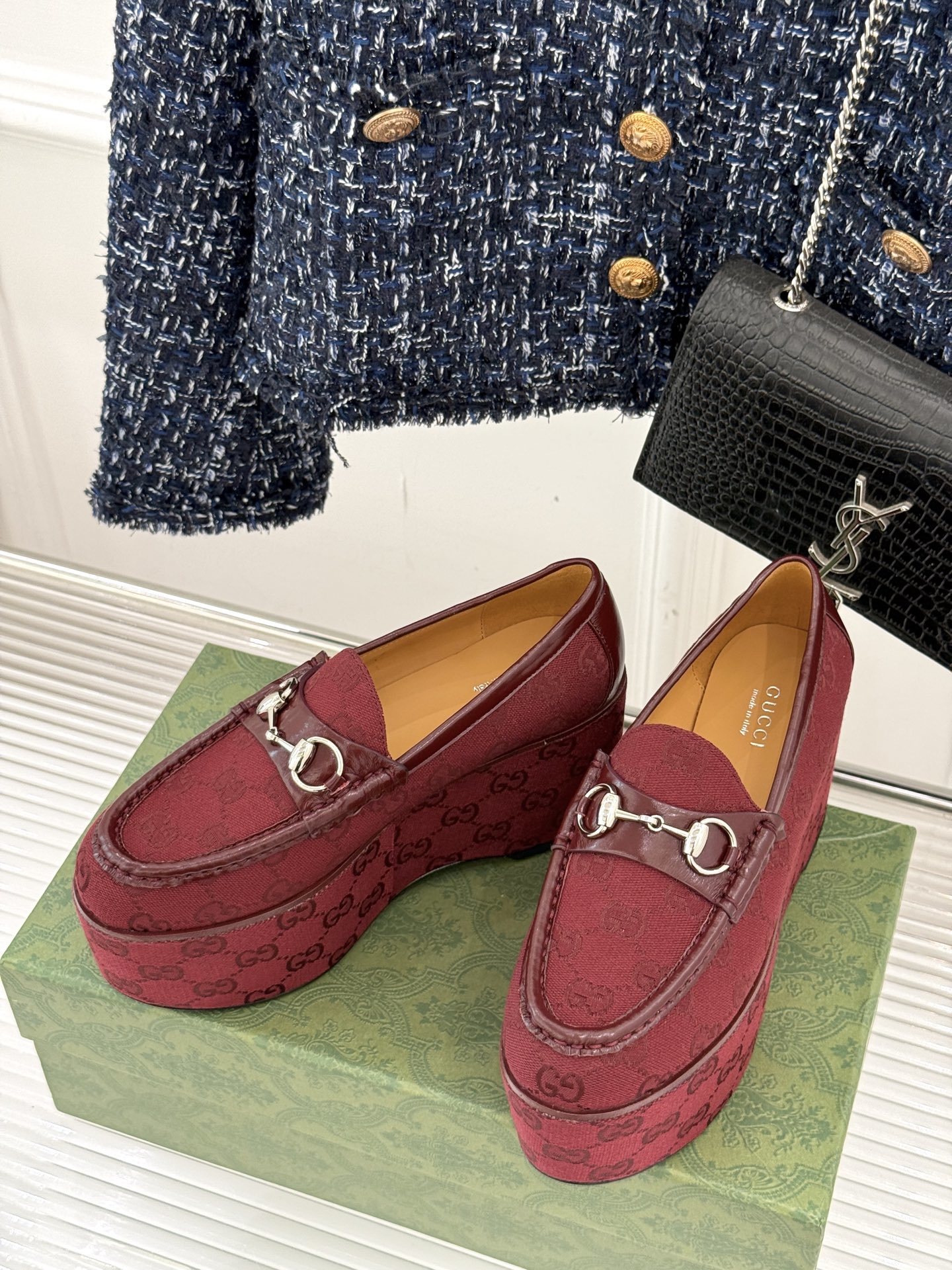 GUCCI/古驰经典马衔扣厚底乐福鞋
厌倦了千篇一律的平底单调?
渴望一双鞋重塑气场 解锁时髦新高度?