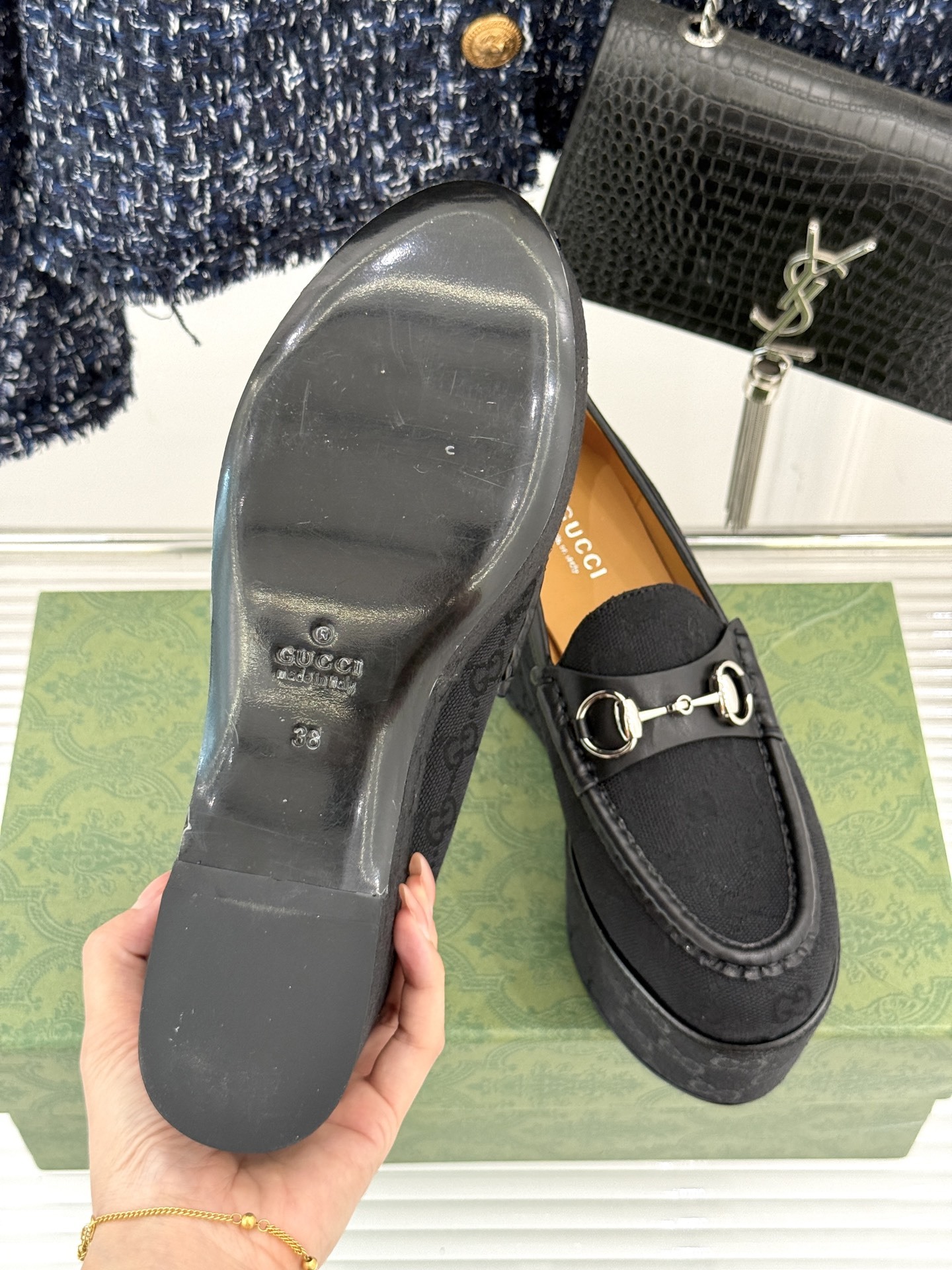GUCCI/古驰经典马衔扣厚底乐福鞋
厌倦了千篇一律的平底单调?
渴望一双鞋重塑气场 解锁时髦新高度?