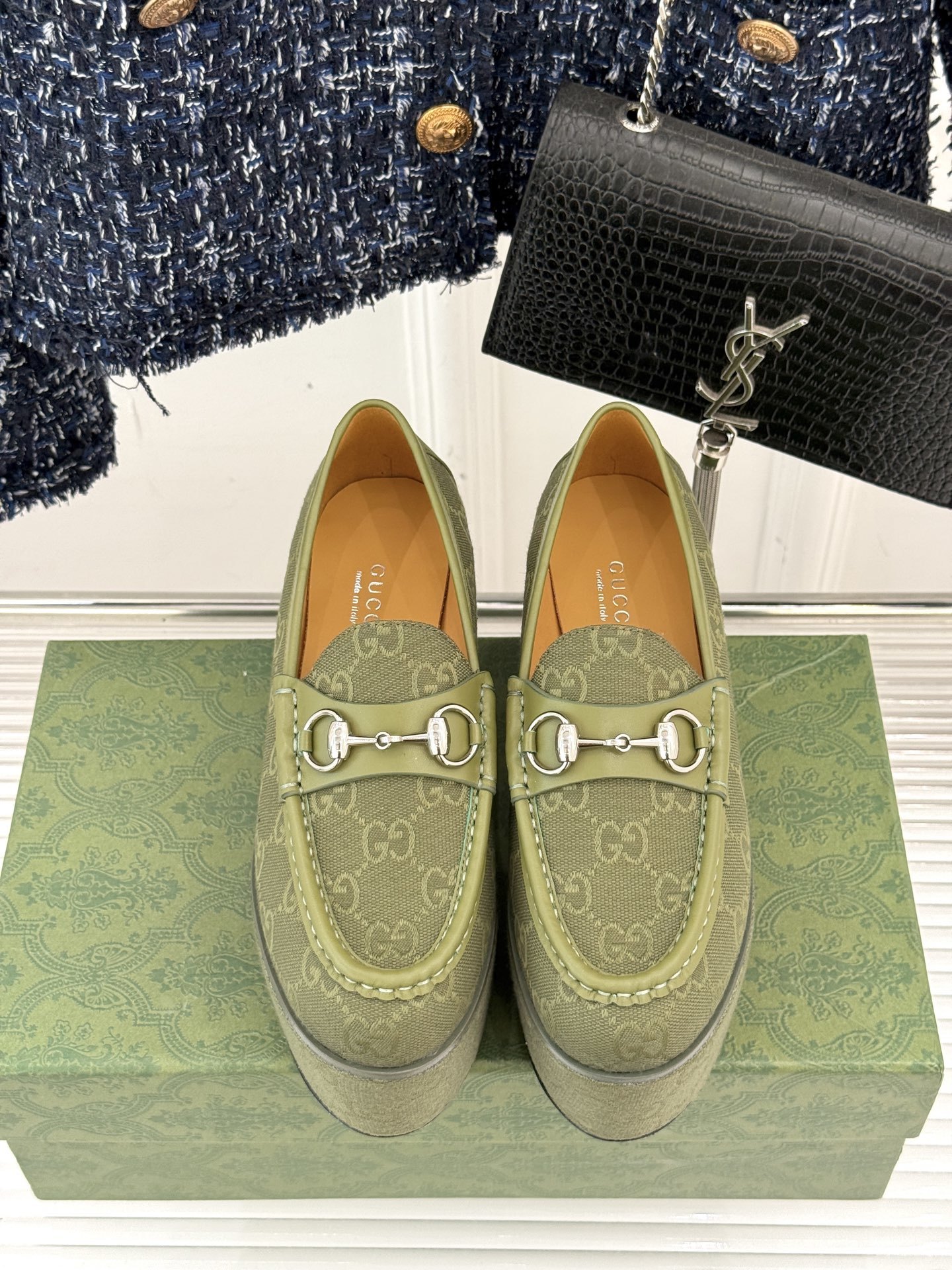 GUCCI/古驰经典马衔扣厚底乐福鞋
厌倦了千篇一律的平底单调?
渴望一双鞋重塑气场 解锁时髦新高度?